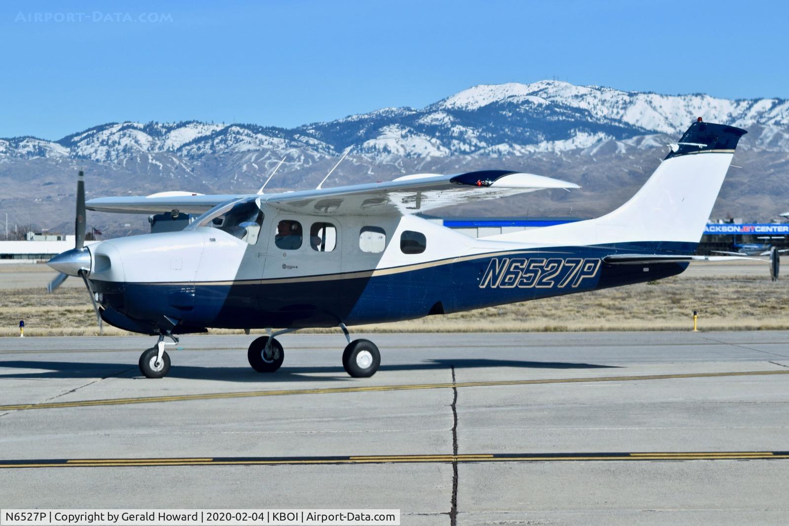 N6527P, 1978 Cessna P210N Pressurised Centurion C/N P21000186, Taxiing on Bravo.