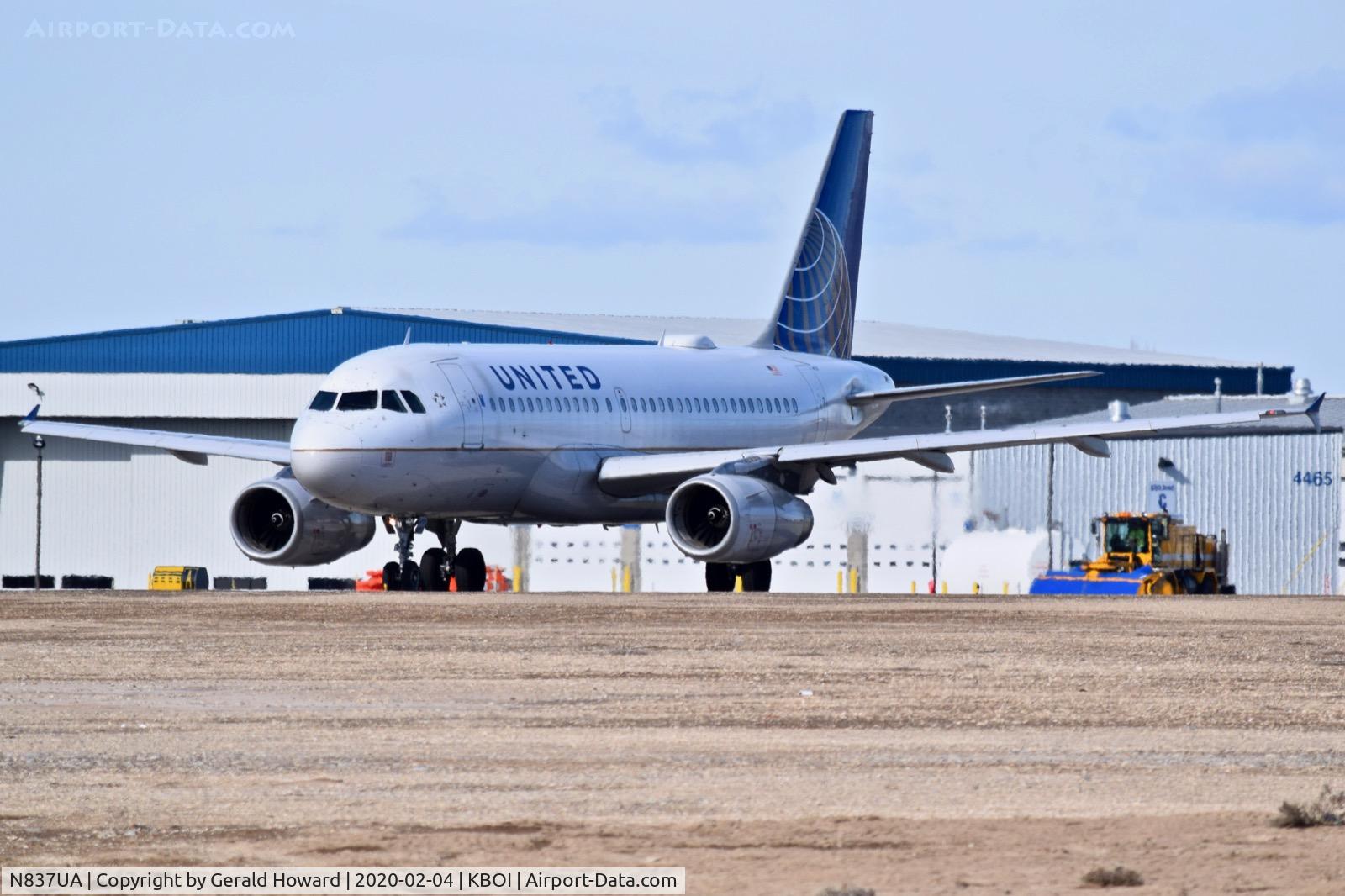 N837UA, 2001 Airbus A319-131 C/N 1474, Awaiting clearance for 28R.