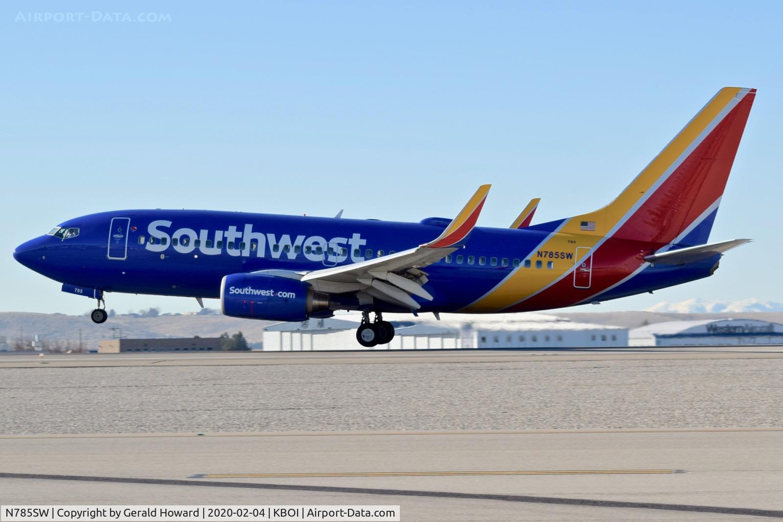 N785SW, 2000 Boeing 737-7H4 C/N 30602, Landing 10L.
