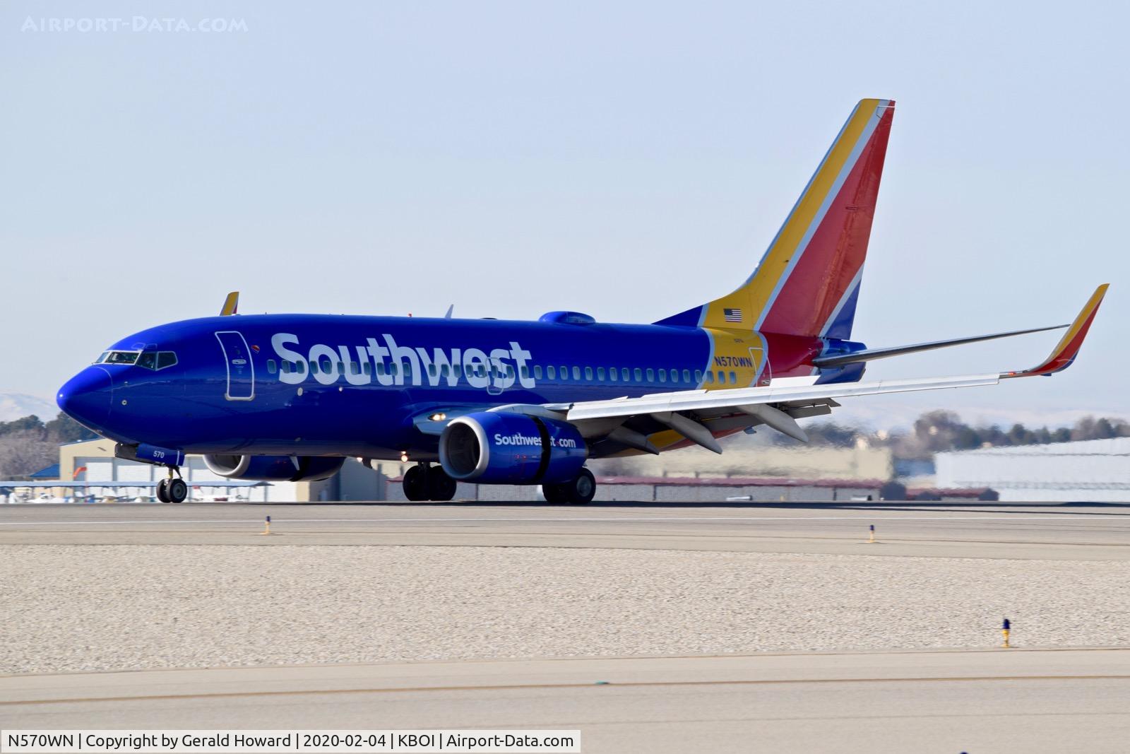 N570WN, 2002 Boeing 737-7CT C/N 33657, Landing 10L.