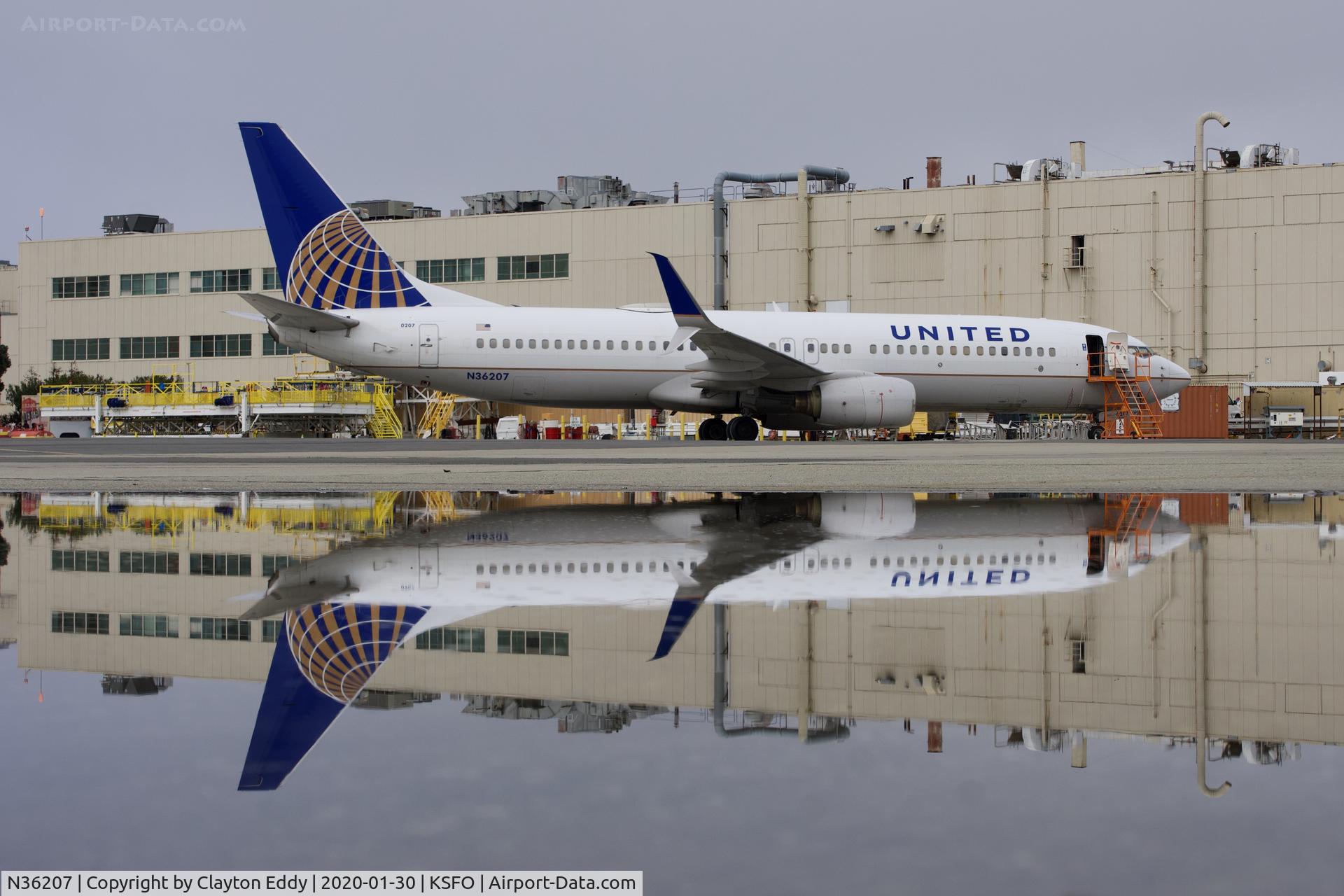 N36207, 2000 Boeing 737-824 C/N 30579, SFO 2020.