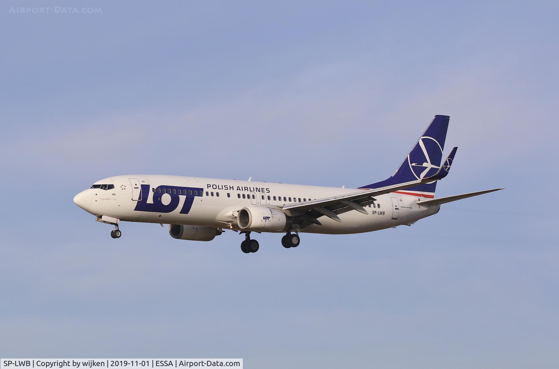 SP-LWB, 2005 Boeing 737-89P C/N 32800, RWY 19L