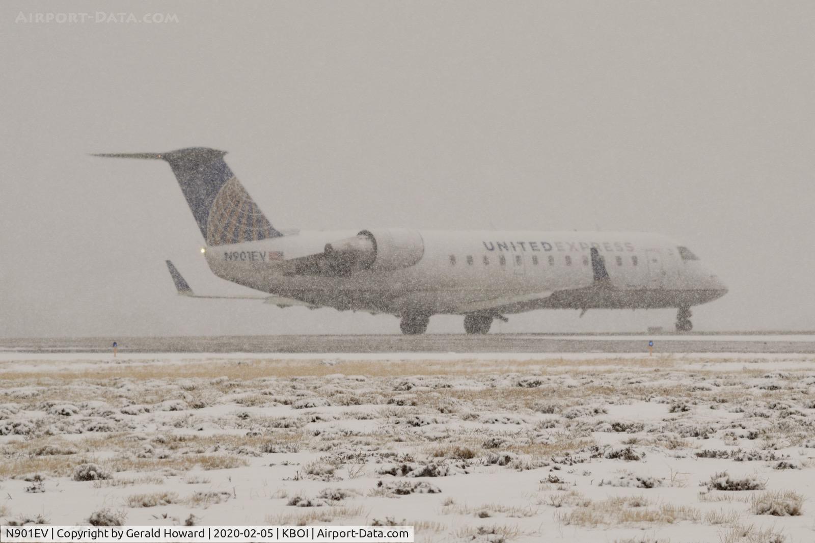 N901EV, 2002 Bombardier CRJ-200ER (CL-600-2B19) C/N 7616, Ready for take off on 10R.