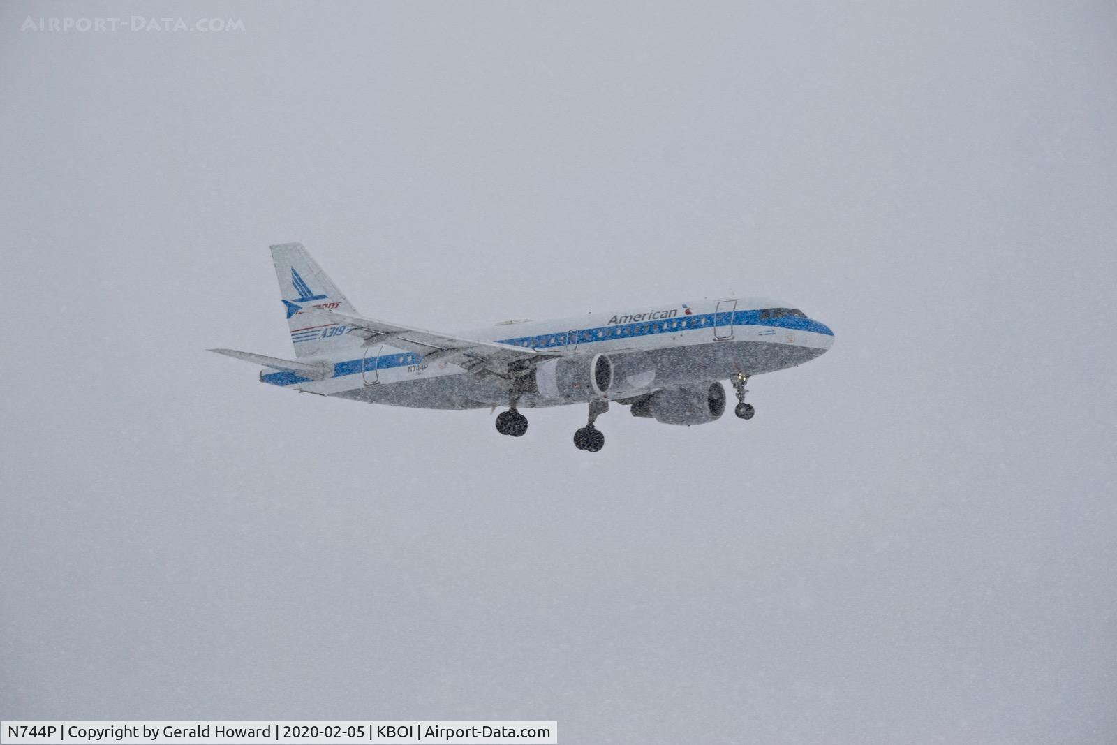 N744P, 2000 Airbus A319-112 C/N 1287, ILS landing on 10R.