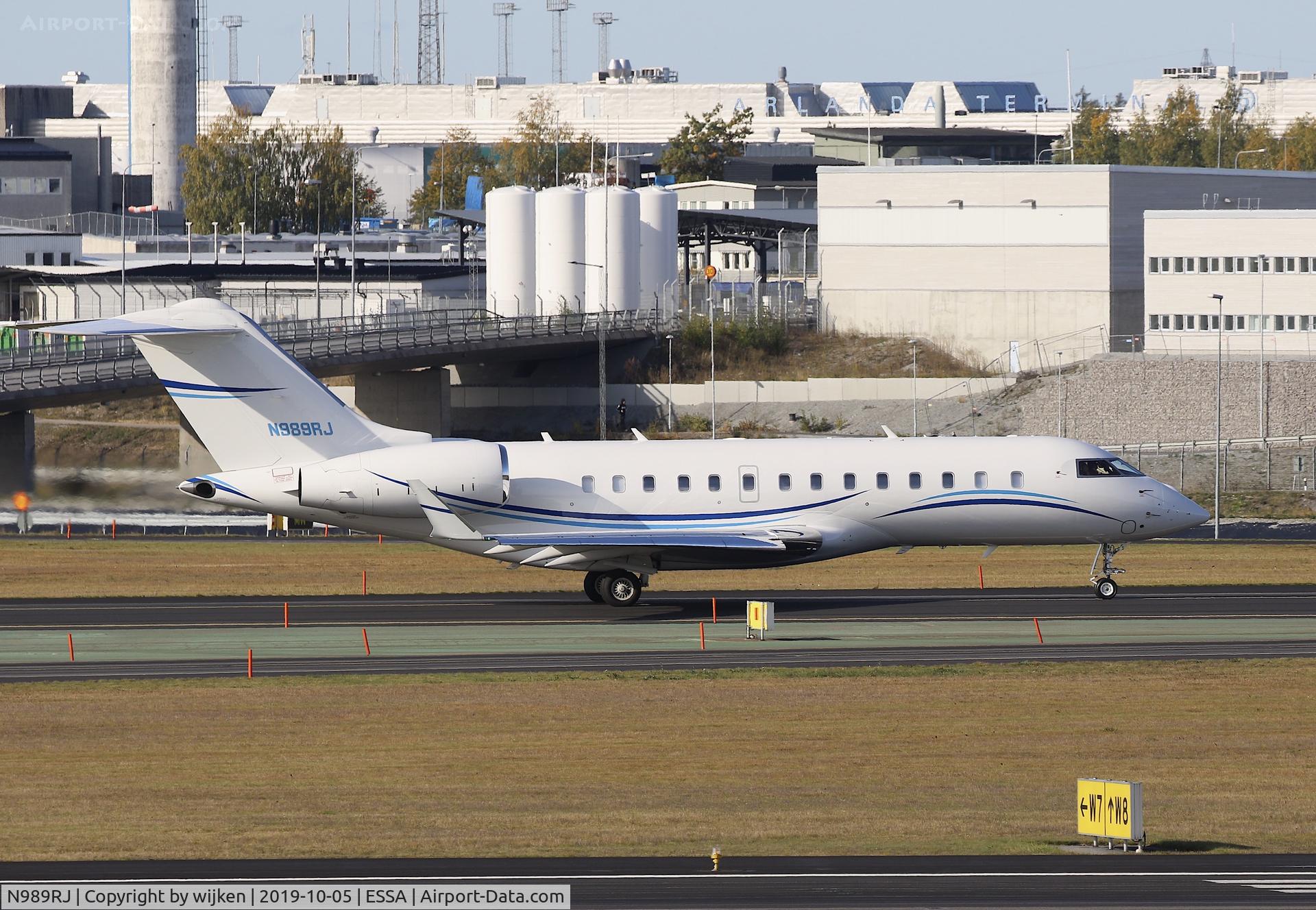 N989RJ, 2017 Bombardier BD-700-1A11 Global 5000 C/N 9798, Taxiway W