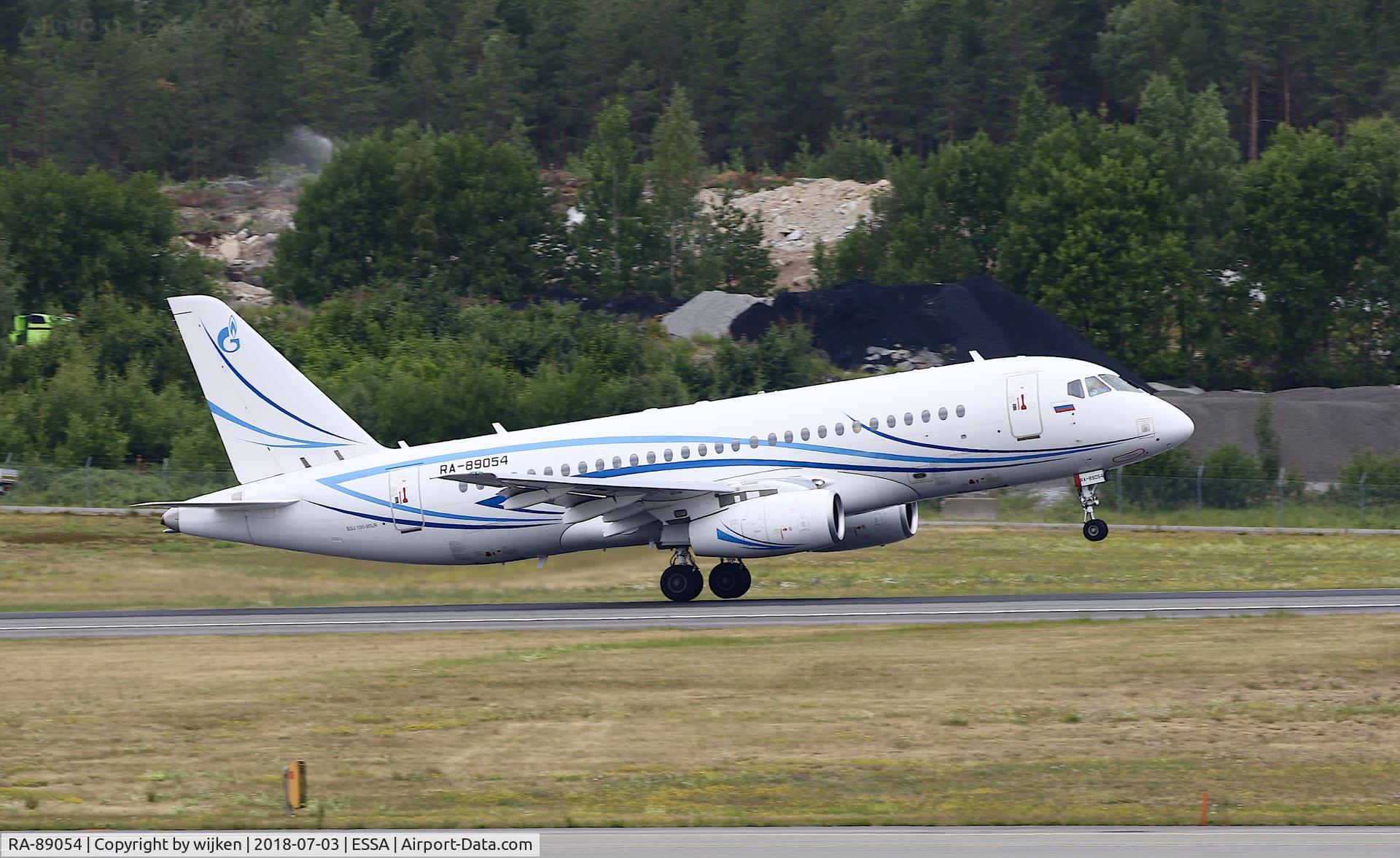 RA-89054, 2015 Sukhoi SuperJet 100-95LR C/N 95092, RWY 08