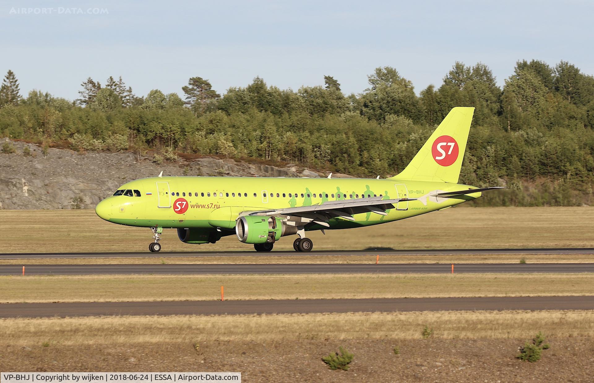 VP-BHJ, 2005 Airbus A319-114 C/N 2369, RWY 01R