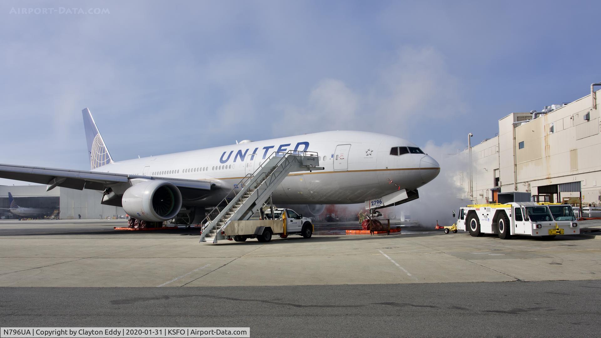 N796UA, 1998 Boeing 777-222 C/N 26931, Wash time. SFO. 2020.