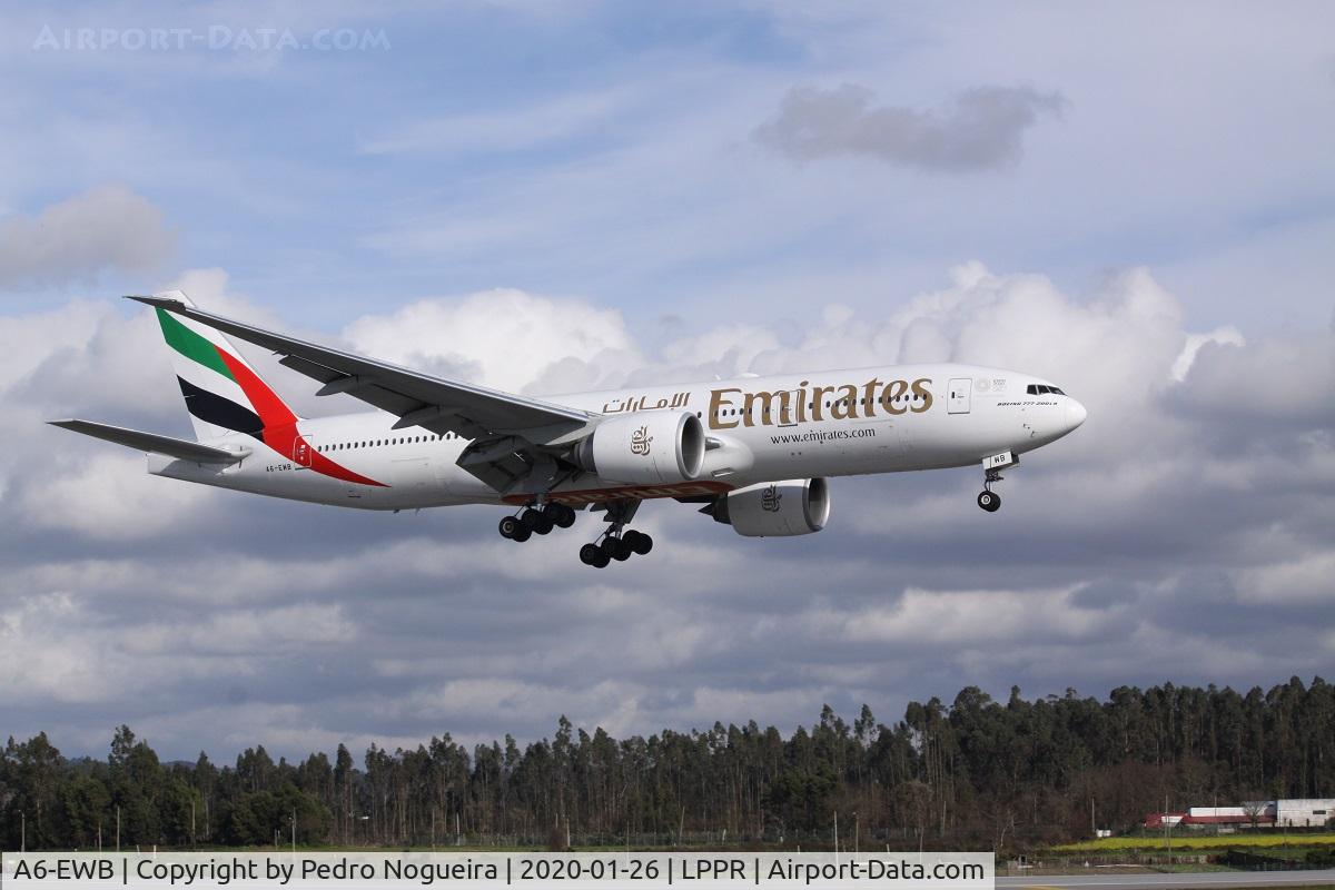 A6-EWB, 2007 Boeing 777-21H/LR C/N 35573, app rnw17 LPPR