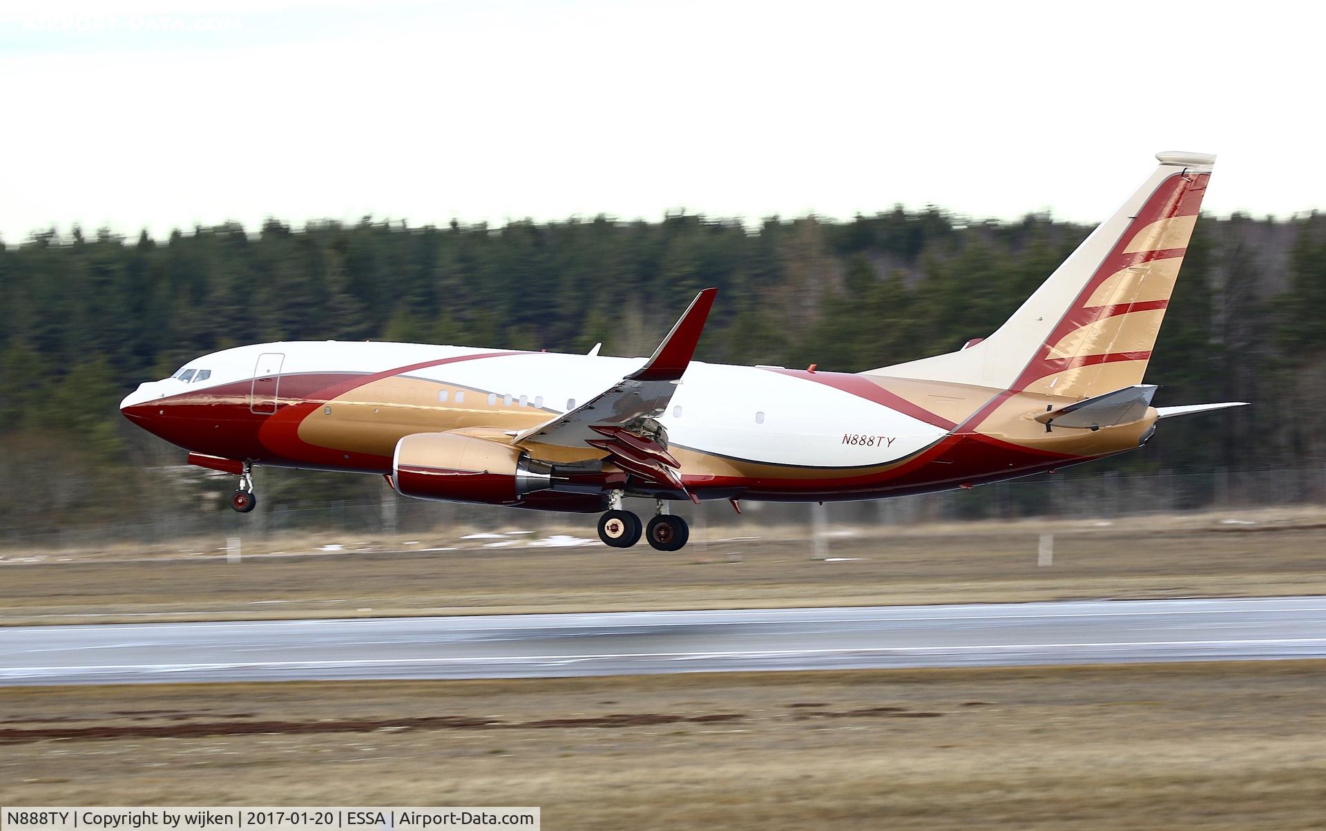 N888TY, 2000 Boeing 737-7AH C/N 29749, RWY 26