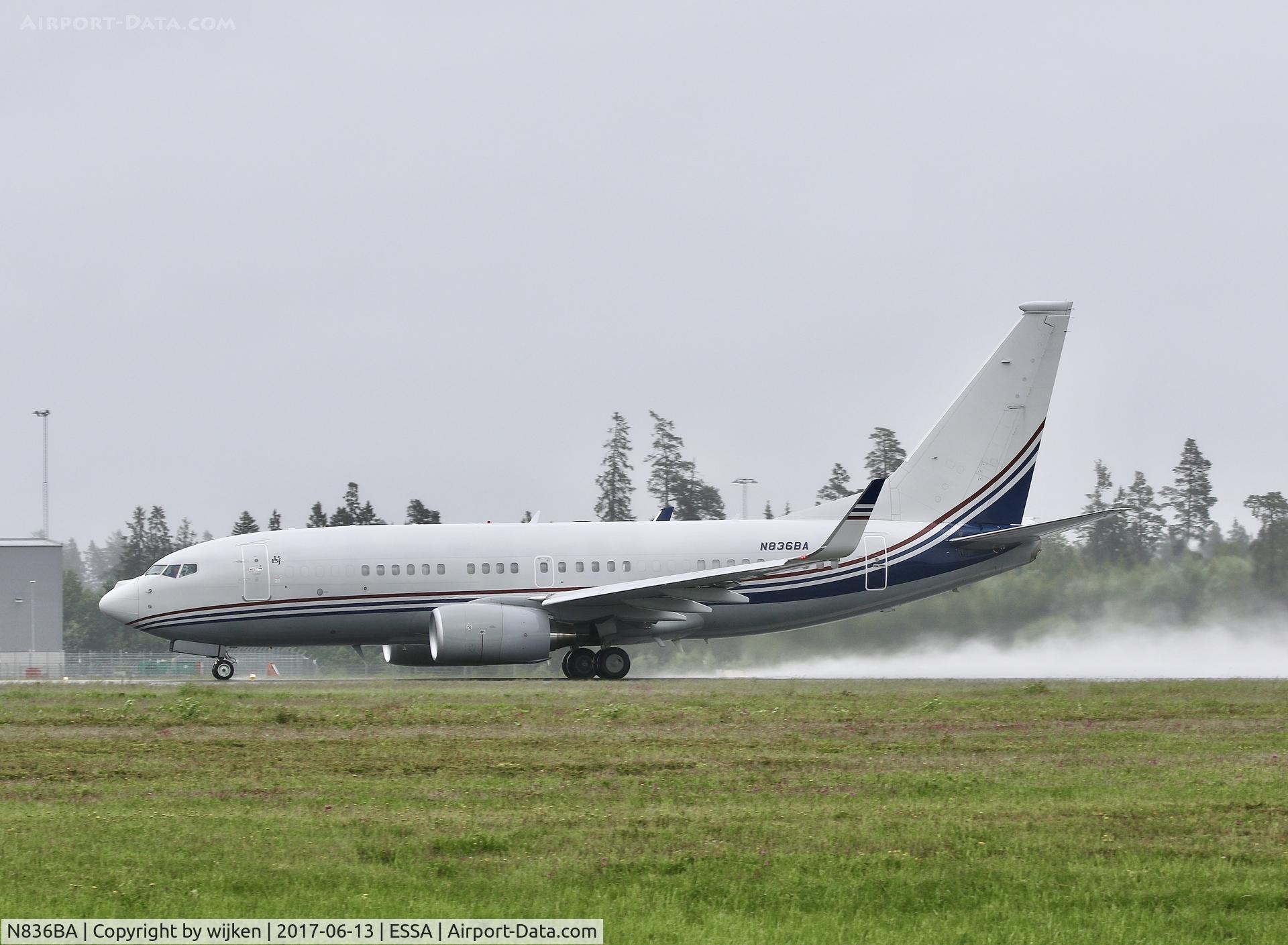 N836BA, 2000 Boeing 737-7BC C/N 30756, RWY 01L
