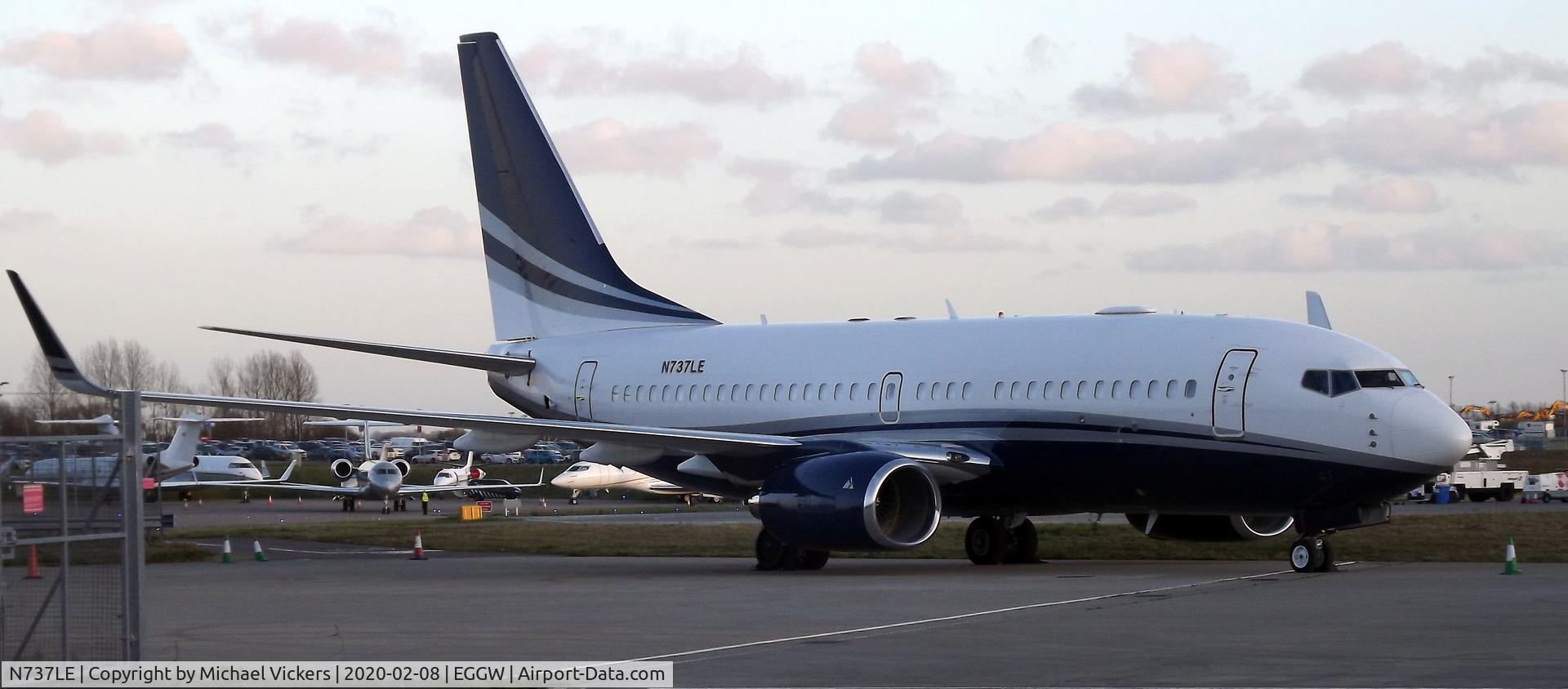 N737LE, 1999 Boeing 737-75V C/N 28579, Parked up