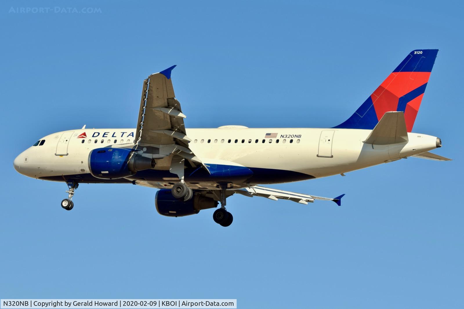 N320NB, 2000 Airbus A319-114 C/N 1392, Landing 28R.