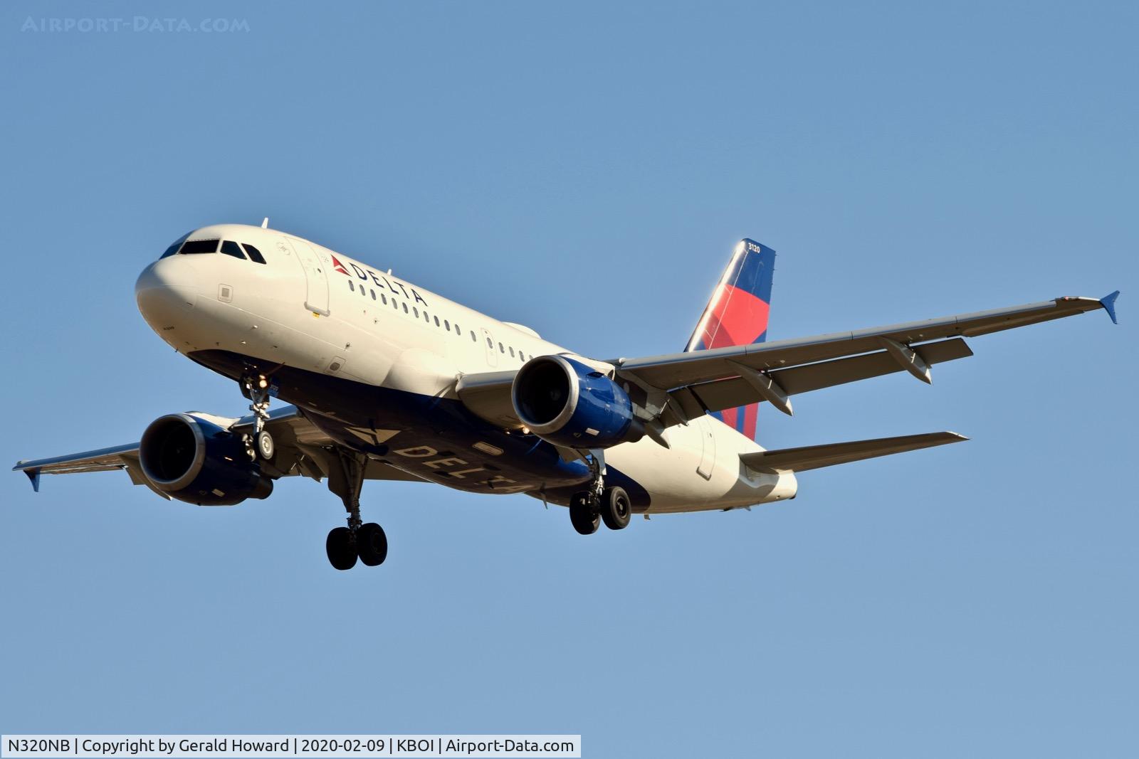 N320NB, 2000 Airbus A319-114 C/N 1392, Landing 28R.