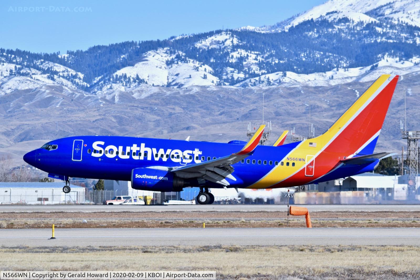 N566WN, 2002 Boeing 737-7CT C/N 32753, Landing 28R.