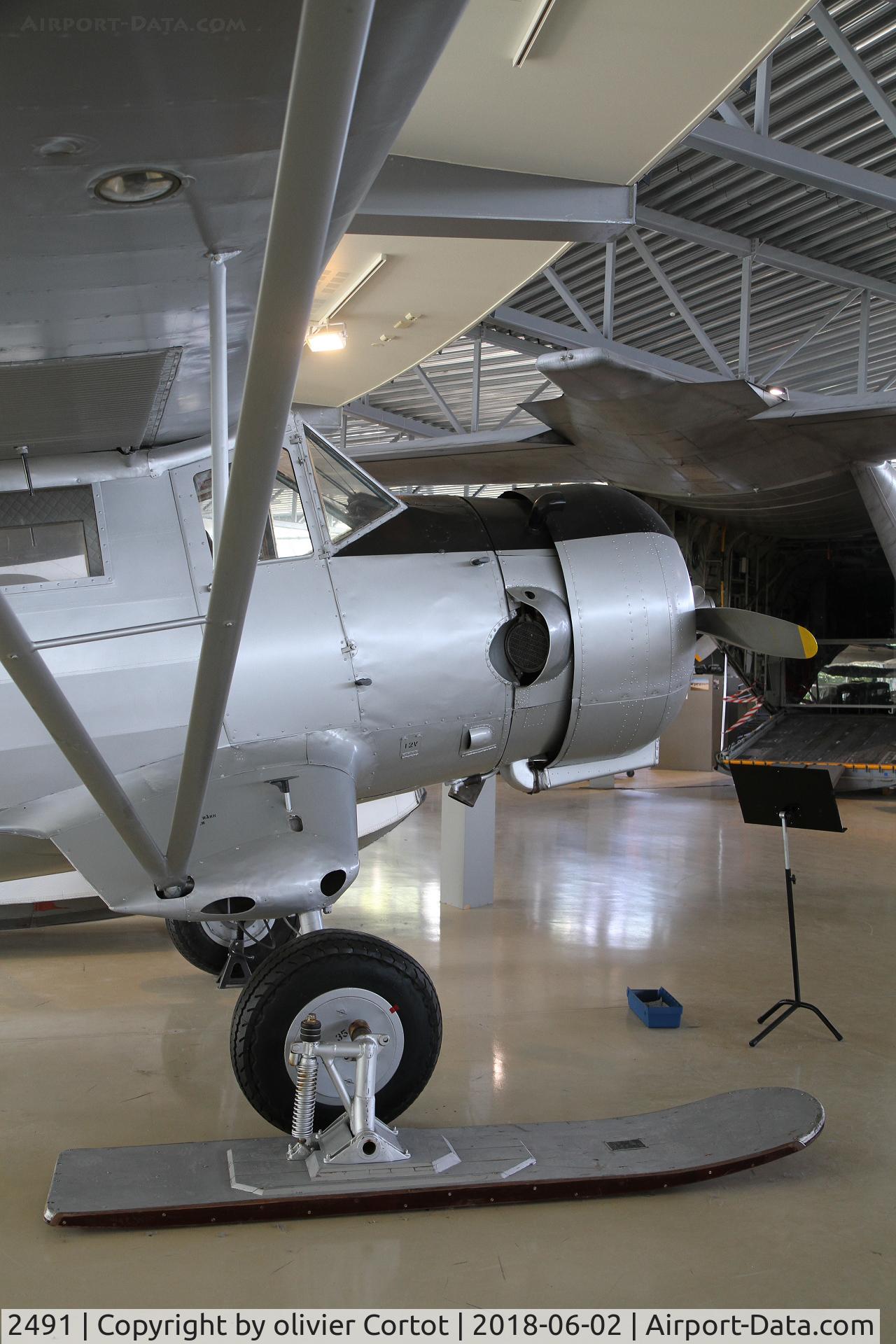 2491, 1941 Noorduyn Norseman IV C/N 64, closer view on the skis