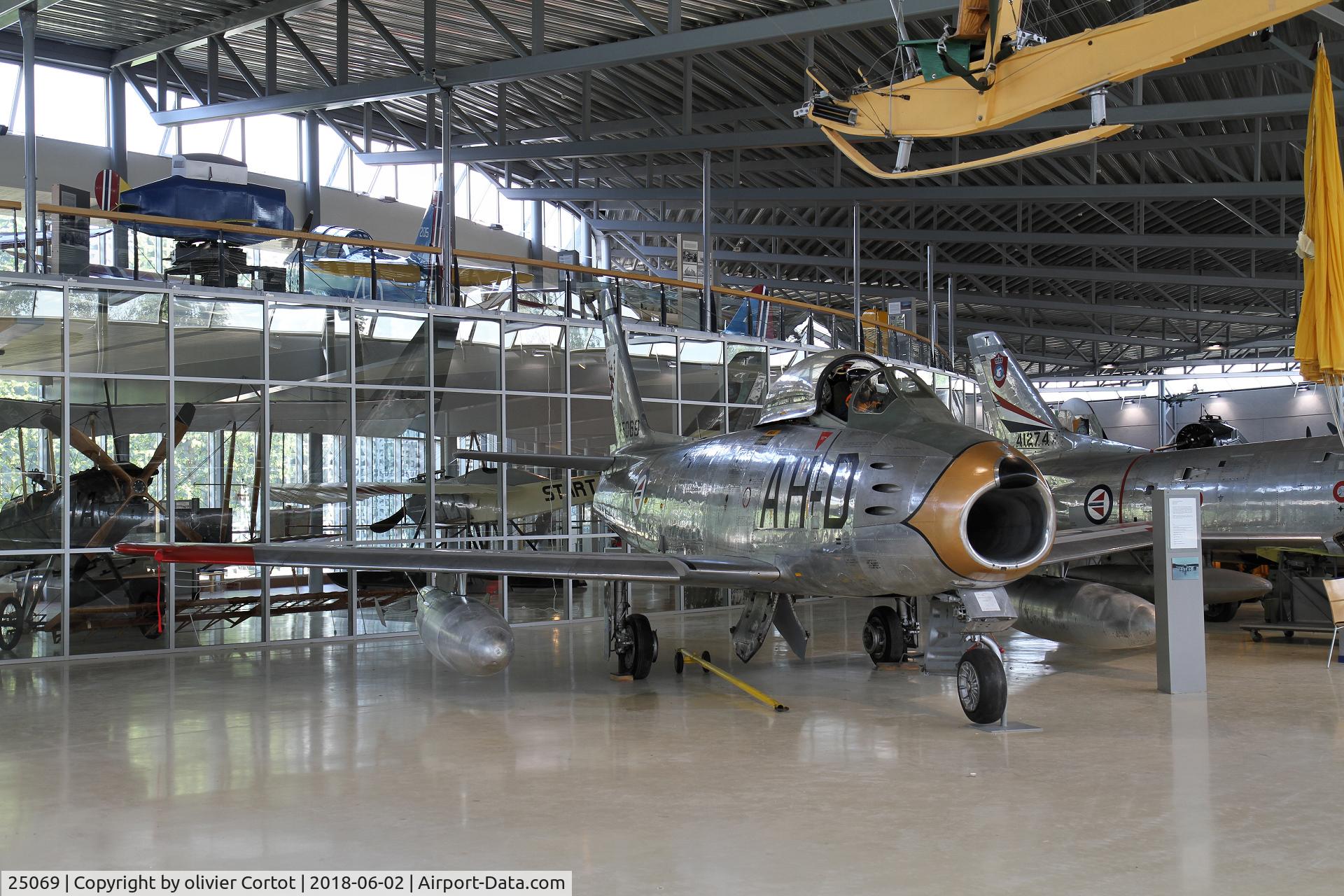 25069, 1952 North American F-86F Sabre C/N 191-765, nice paint job