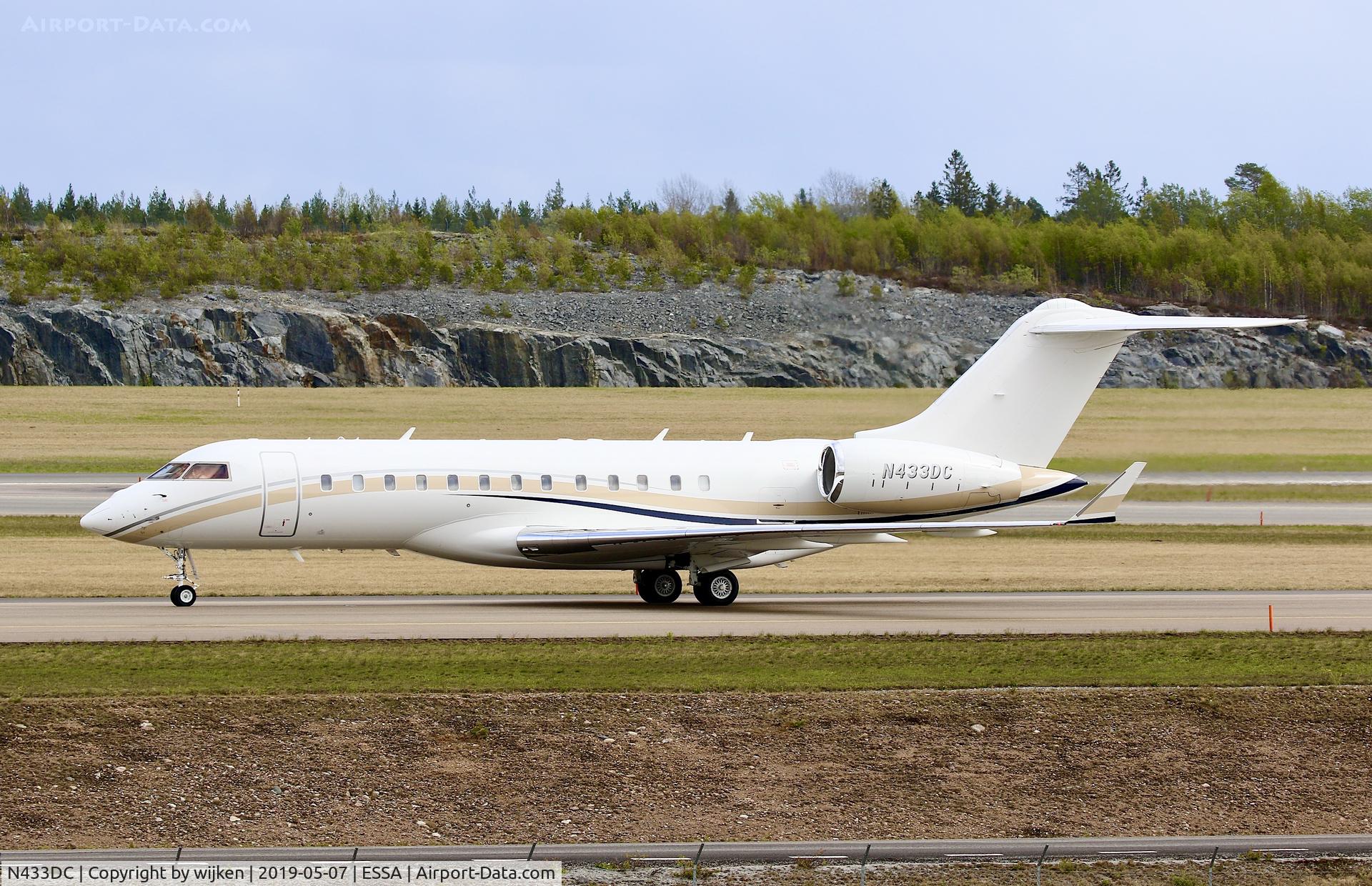 N433DC, 2006 Bombardier Challenger 300 (BD-100-1A10) C/N 20133, Taxiway W