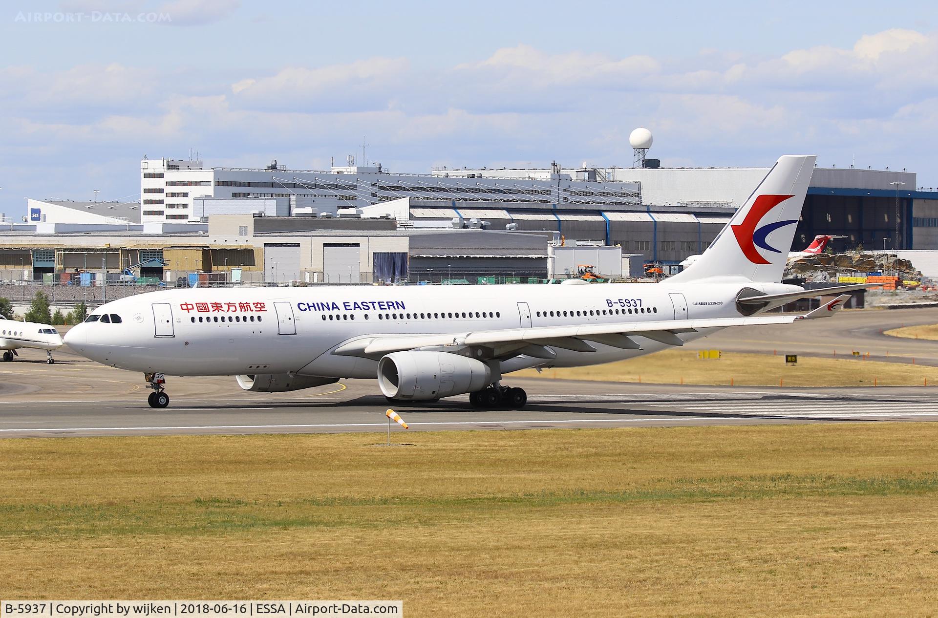 B-5937, 2013 Airbus A330-243 C/N 1468, RWY 19L