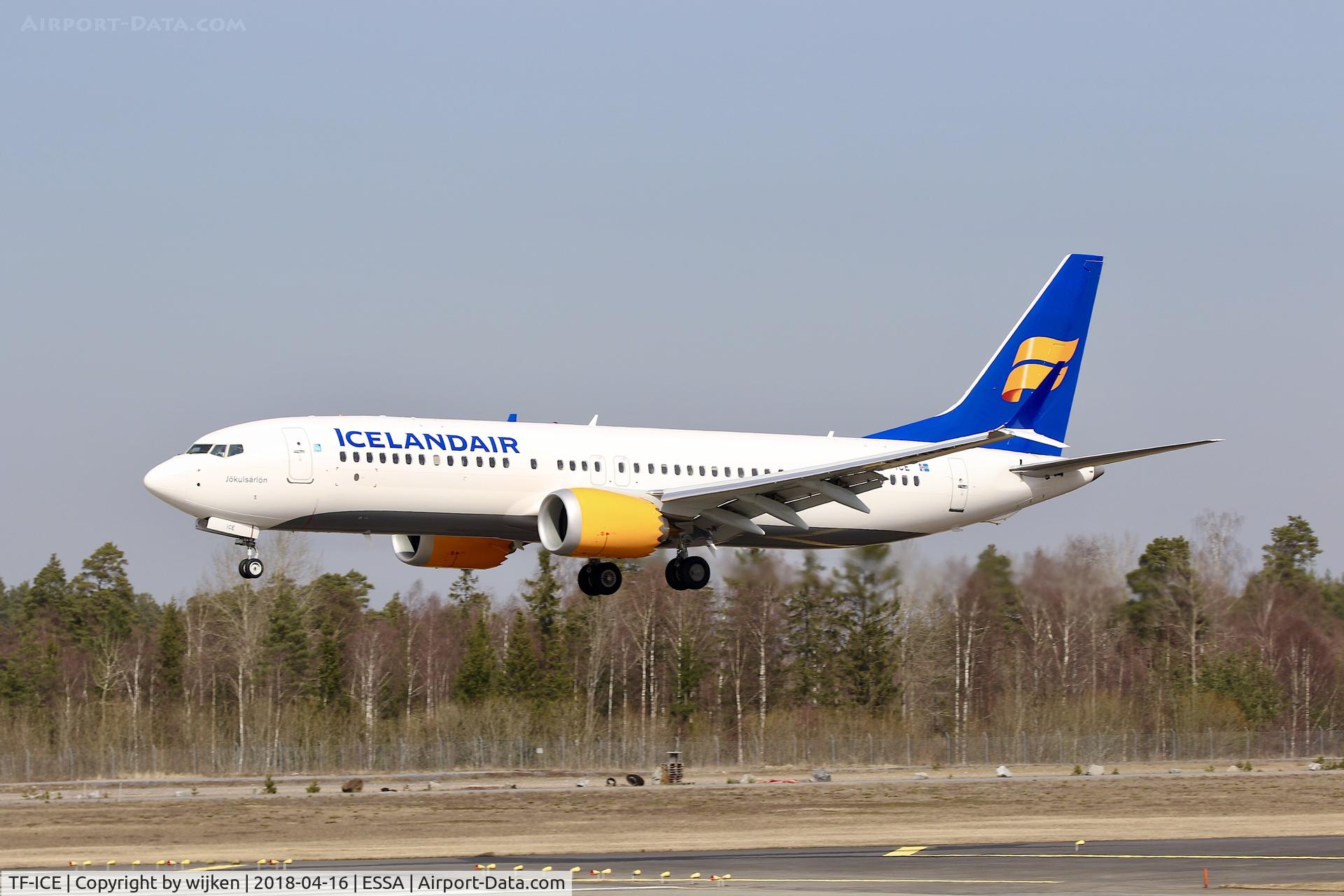 TF-ICE, 2018 Boeing 737-8 MAX C/N 44353, RWY 26