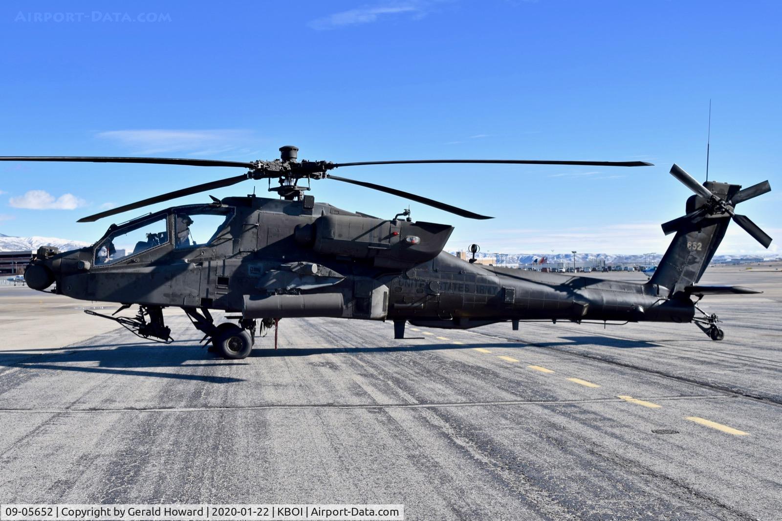 09-05652, 2009 Boeing AH-64D Apache C/N PVD652, Parked on the north GA ramp.