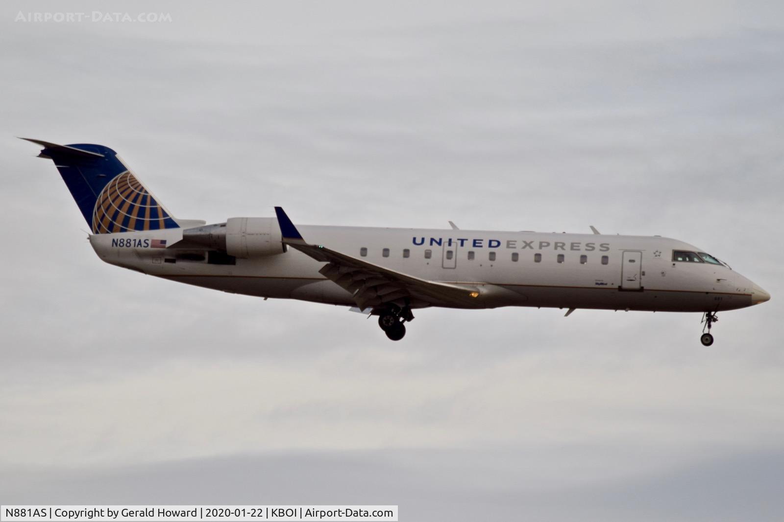 N881AS, 2001 Bombardier CRJ-200ER (CL-600-2B19) C/N 7496, Landing 10L.