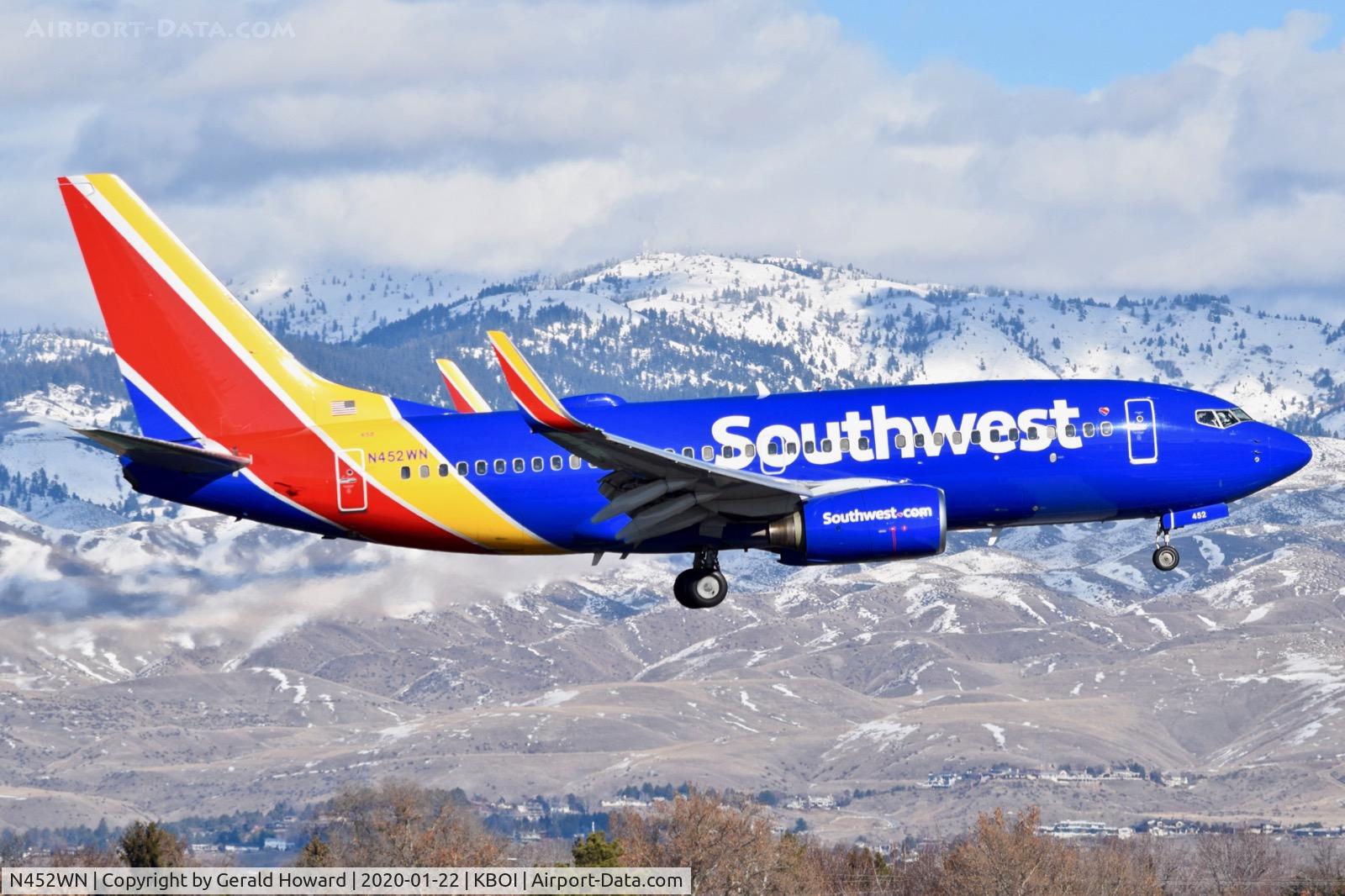 N452WN, 2004 Boeing 737-7H4 C/N 29846, Landing 10L.