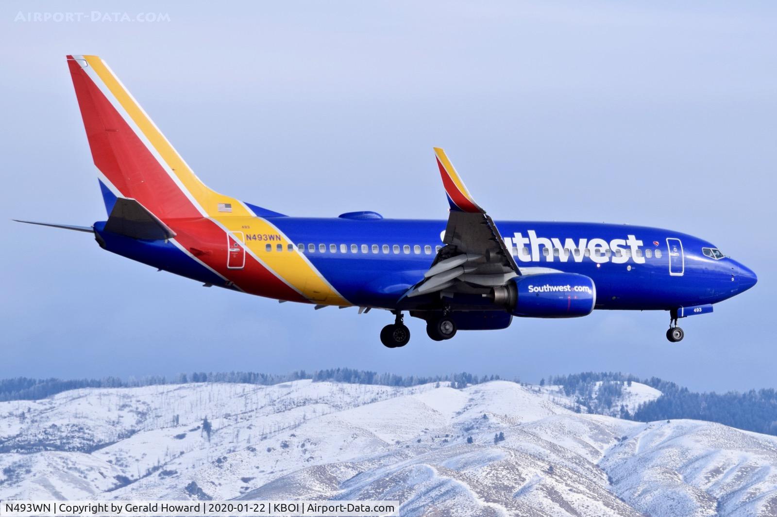 N493WN, 2004 Boeing 737-7H4 C/N 32477, Landing 10L.
