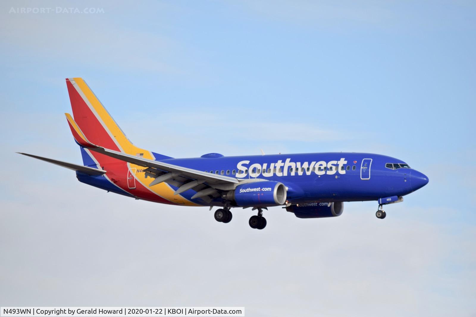 N493WN, 2004 Boeing 737-7H4 C/N 32477, Landing 10L.