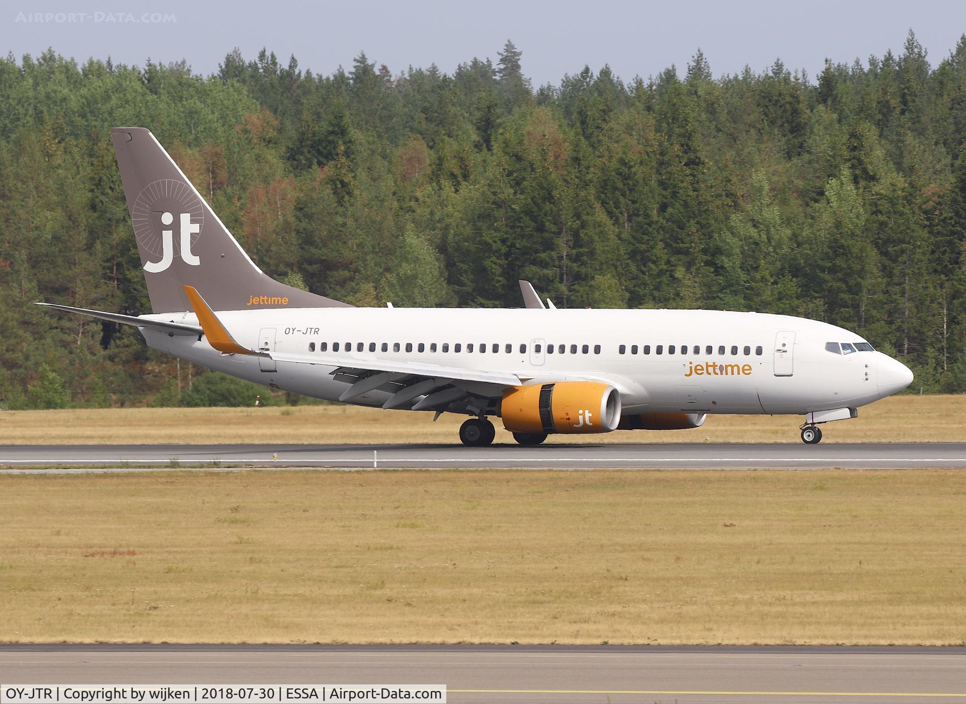 OY-JTR, 1999 Boeing 737-73A C/N 28497, RWY 19L