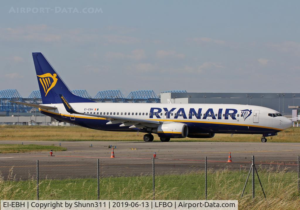 EI-EBH, 2009 Boeing 737-8AS C/N 37526, Taxiing to the Terminal...