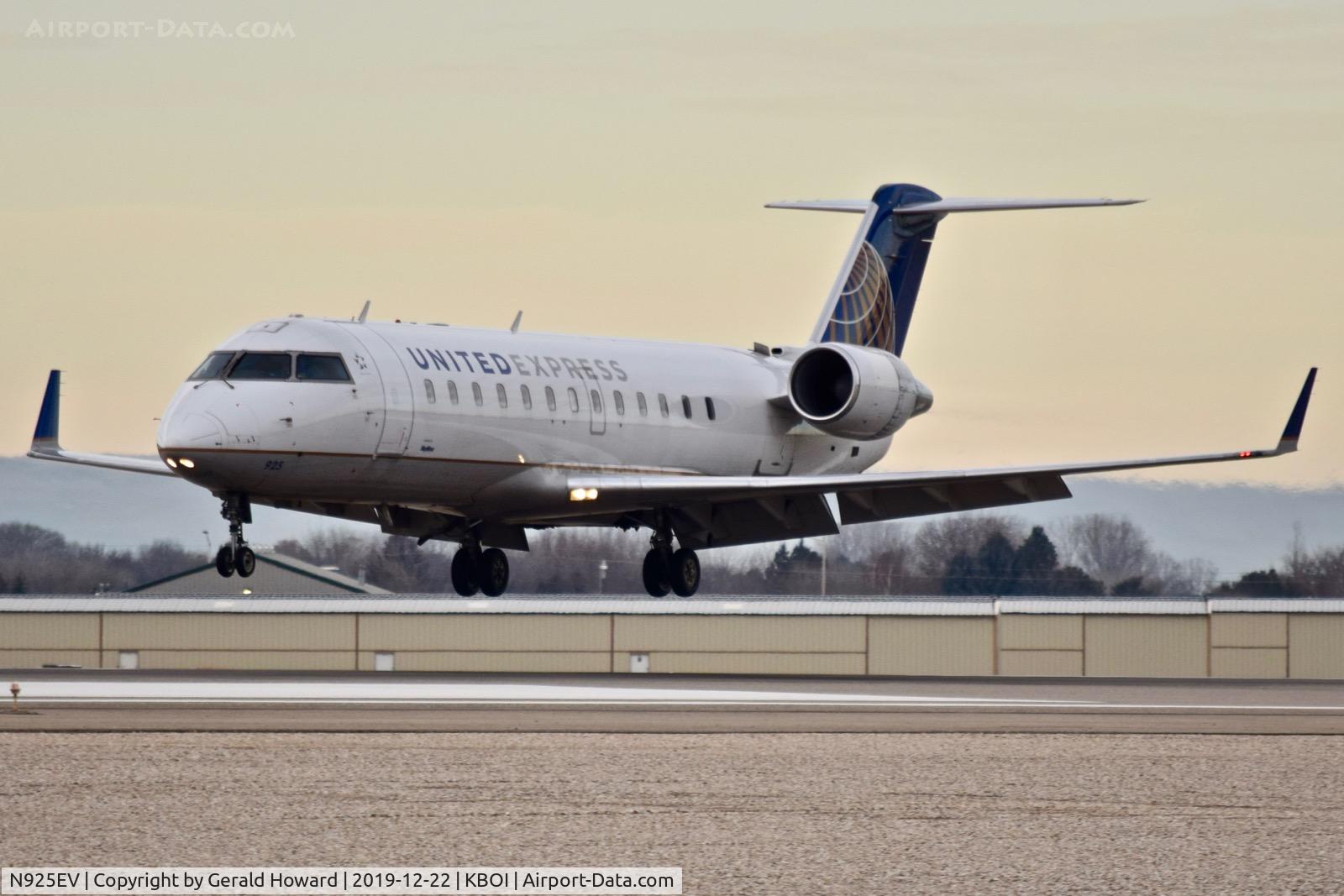 N925EV, 2003 Bombardier CRJ-200ER (CL-600-2B19) C/N 7831, Landing 10L.