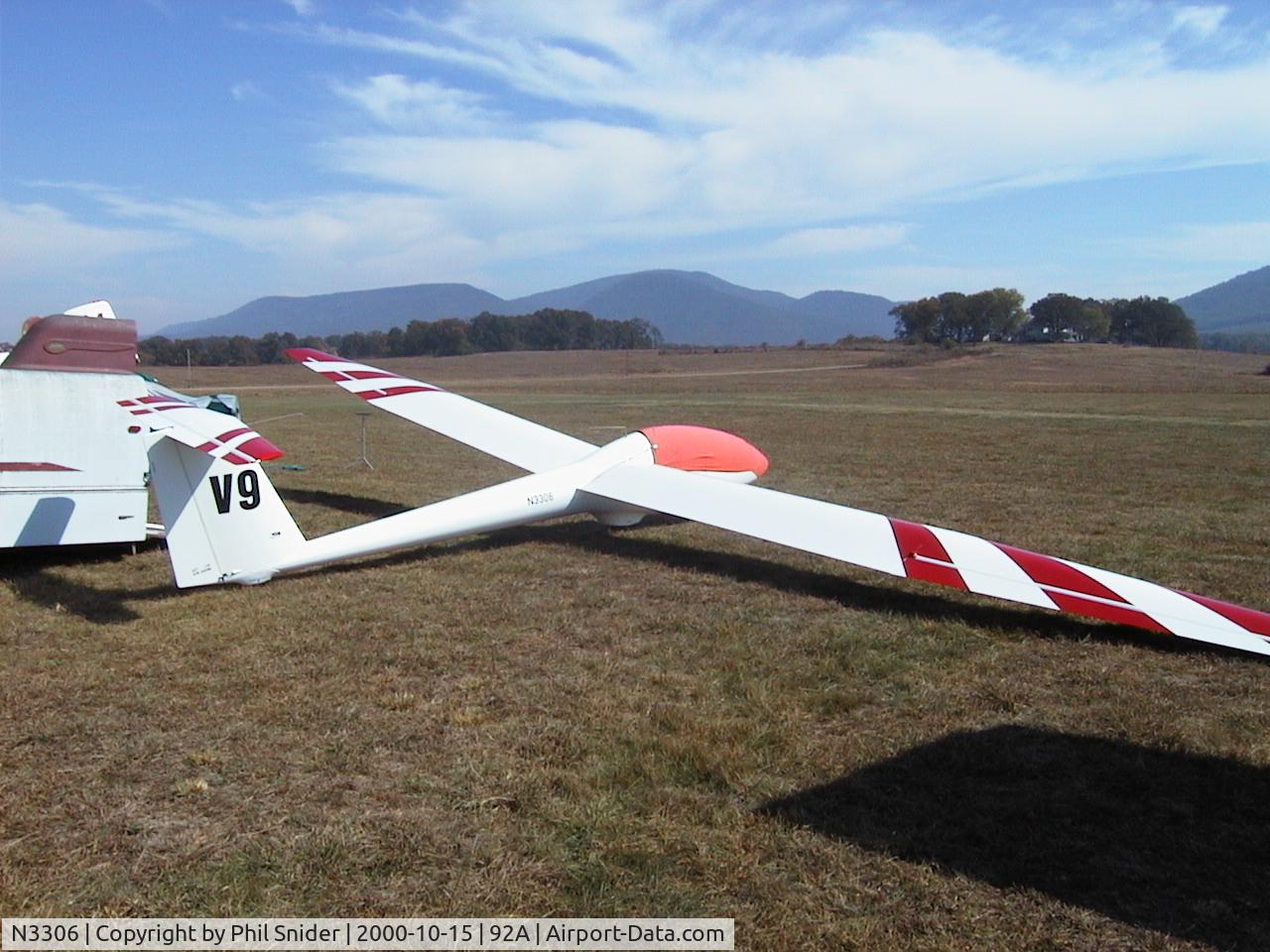N3306, 1993 Let L 33 SOLO C/N 930106, Oct 2000 at Chilhowee Gliderport, Benton TN