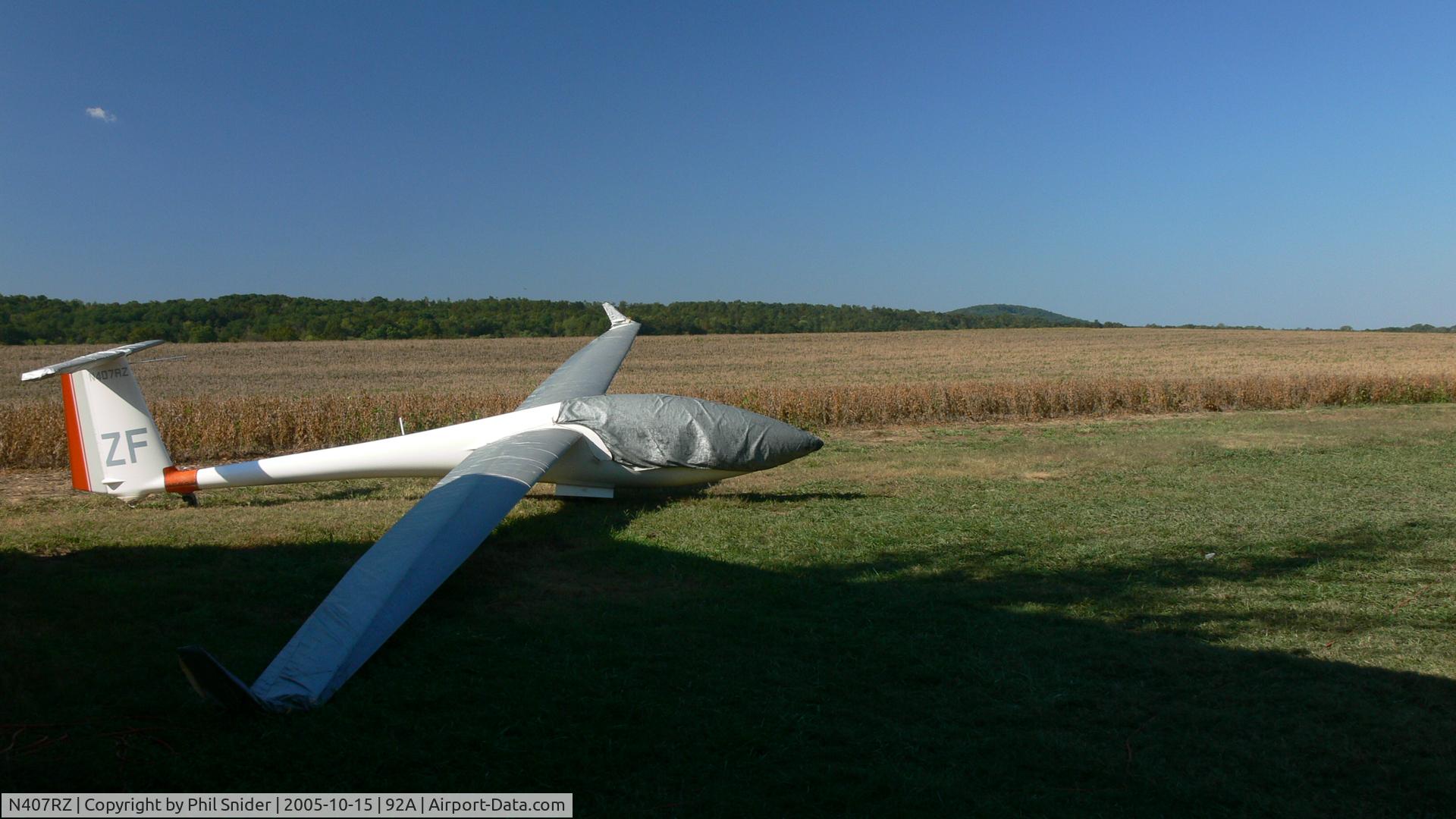 N407RZ, 1984 Schleicher ASW-20B C/N 20644, Chilhowee Gliderport Octoberfest 2005.  Benton TN