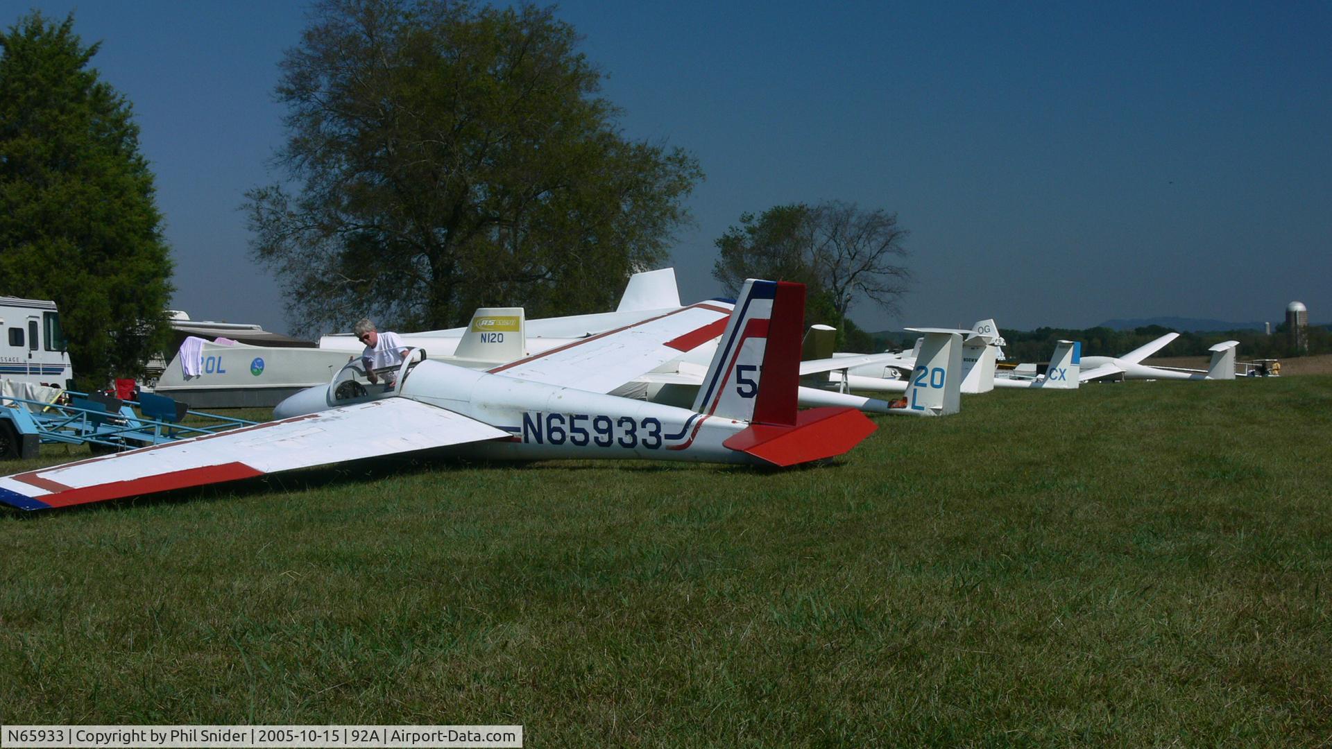 N65933, 1973 Schweizer SGS 1-26E C/N 573, Chilhowee Gliderport Octoberfest 2005.  Benton TN
