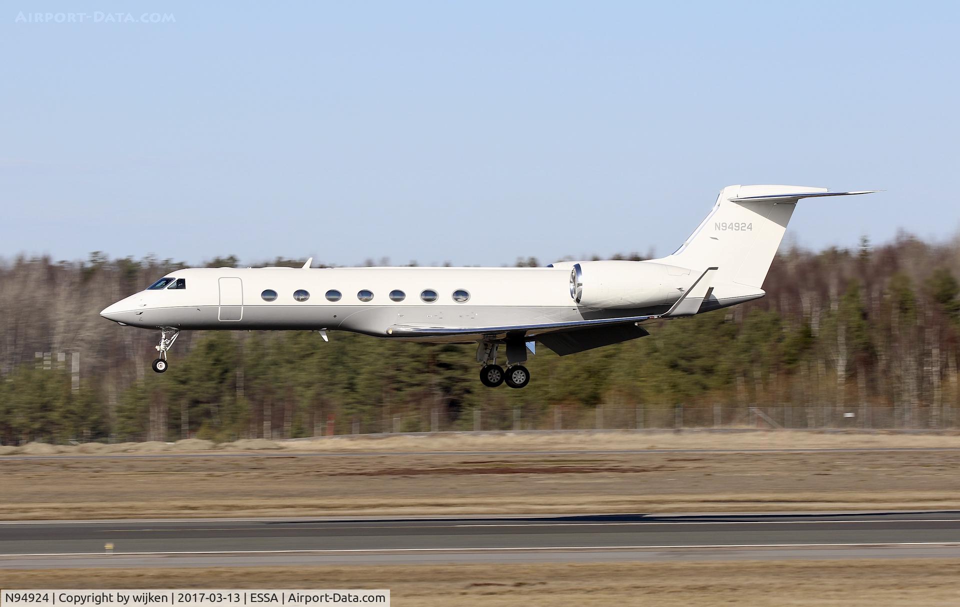 N94924, 2009 Gulfstream Aerospace GV-SP (G550) C/N 5255, RWY 26