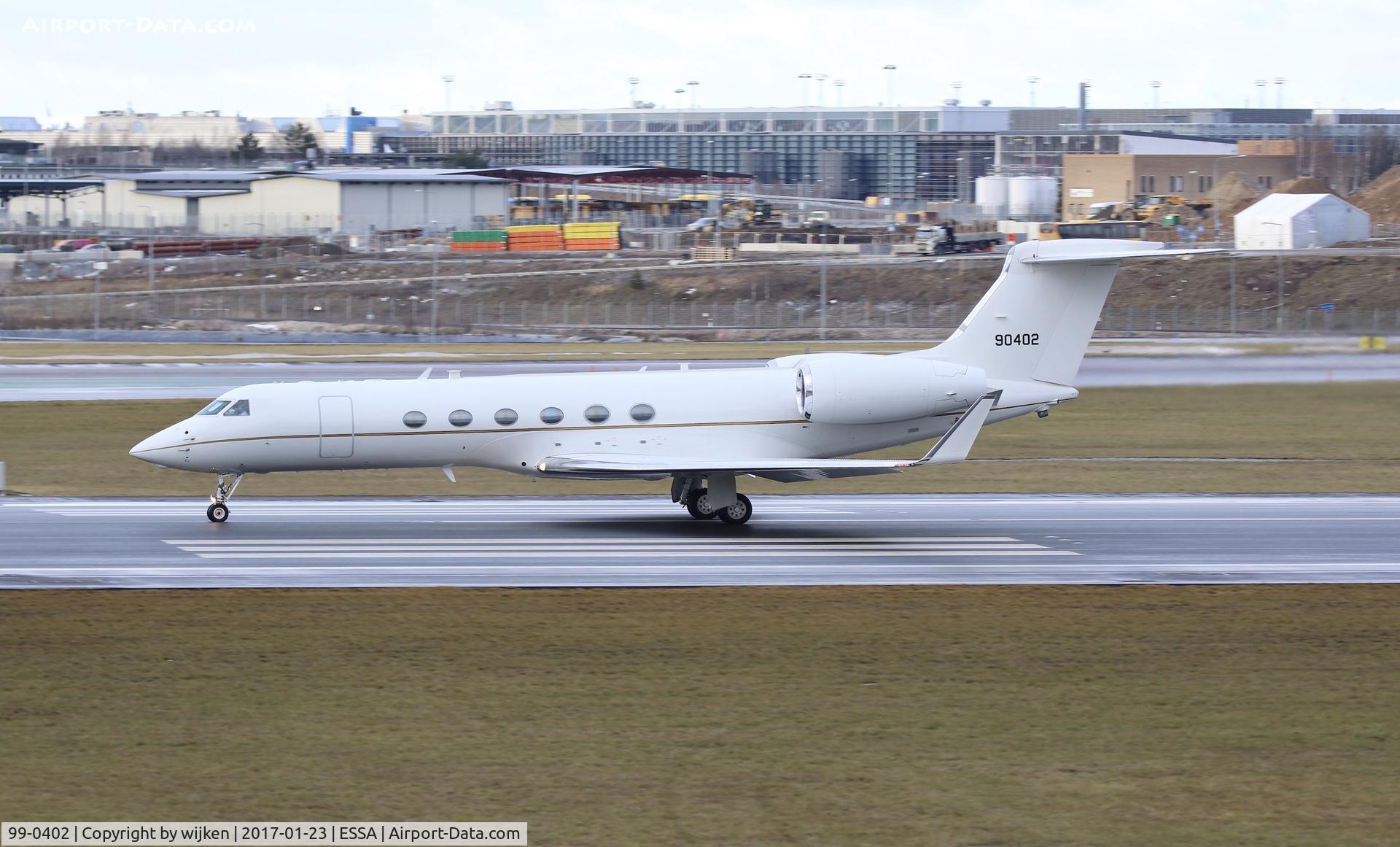 99-0402, 2000 Gulfstream Aerospace C-37A (Gulfstream V) C/N 571, RWY 19L