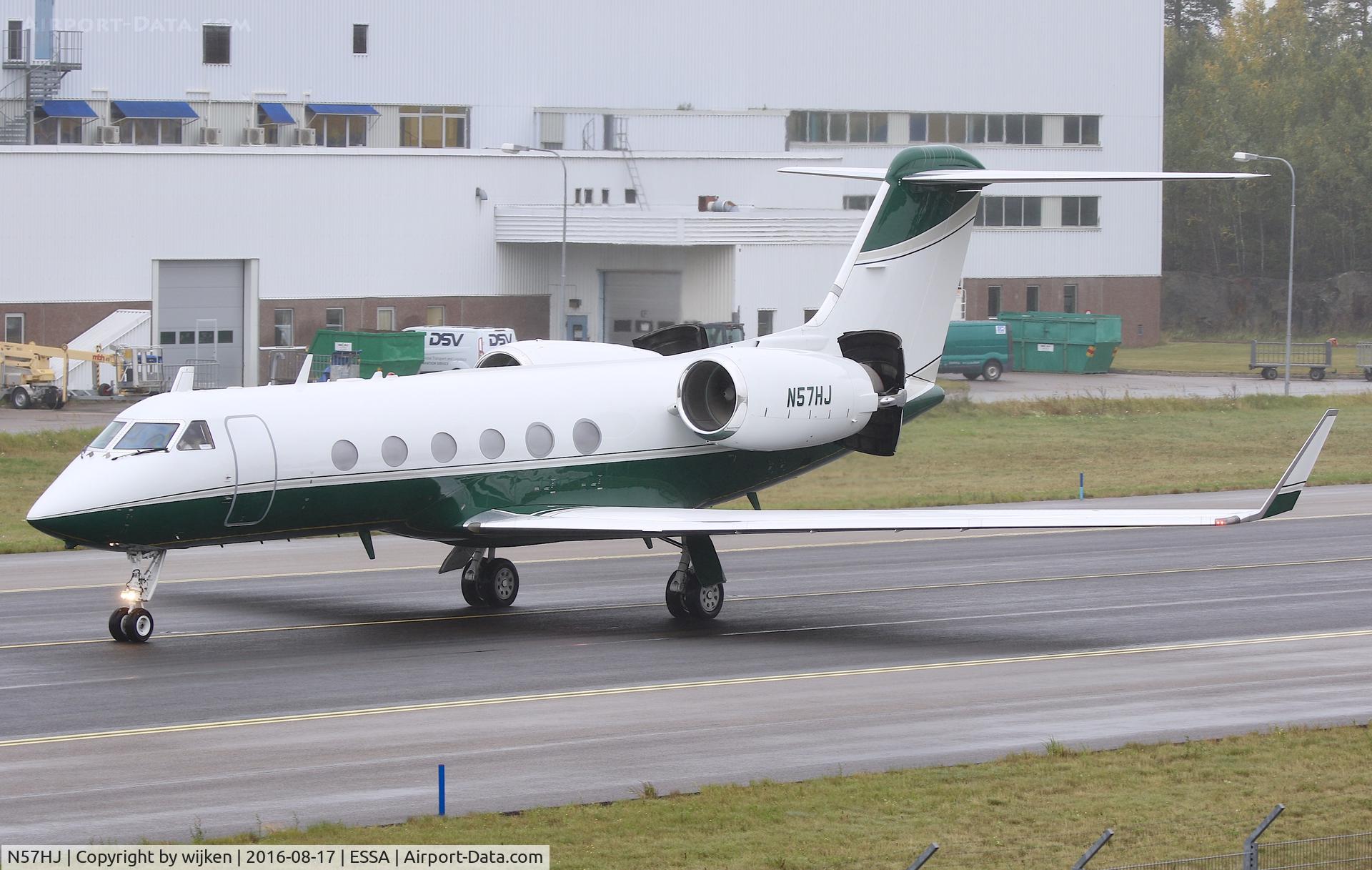 N57HJ, 1995 Gulfstream Aerospace G-IV C/N 1261, Taxiway W