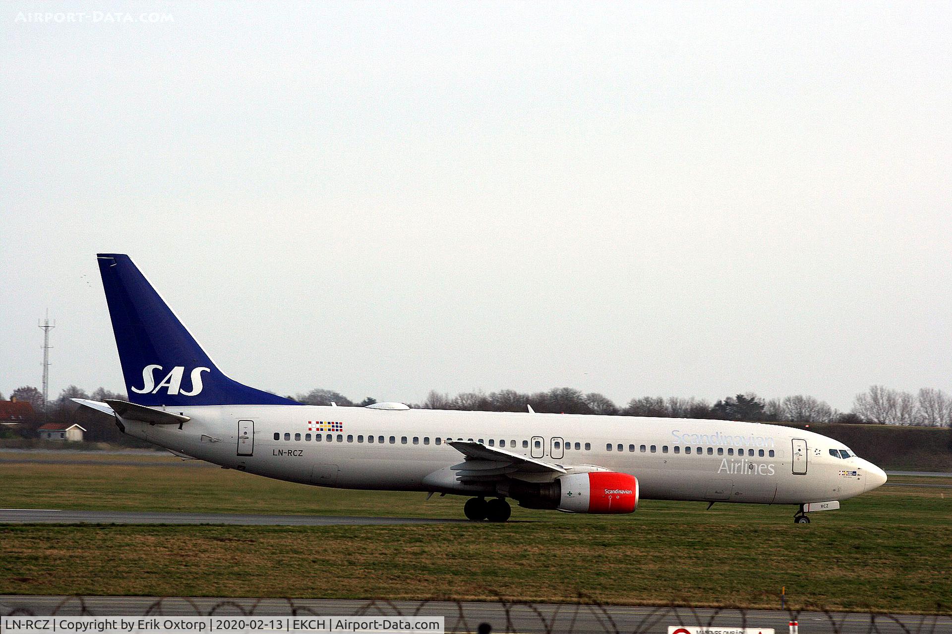 LN-RCZ, 2001 Boeing 737-883 C/N 30197, LN-RCZ taking off rw 22R