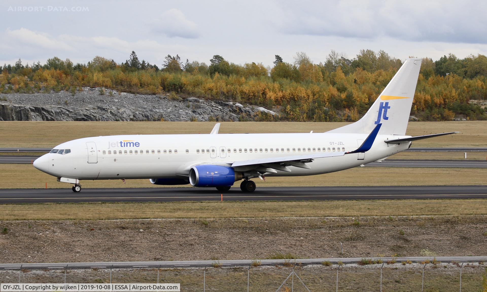 OY-JZL, 2003 Boeing 737-804 C/N 32904, Taxiway W