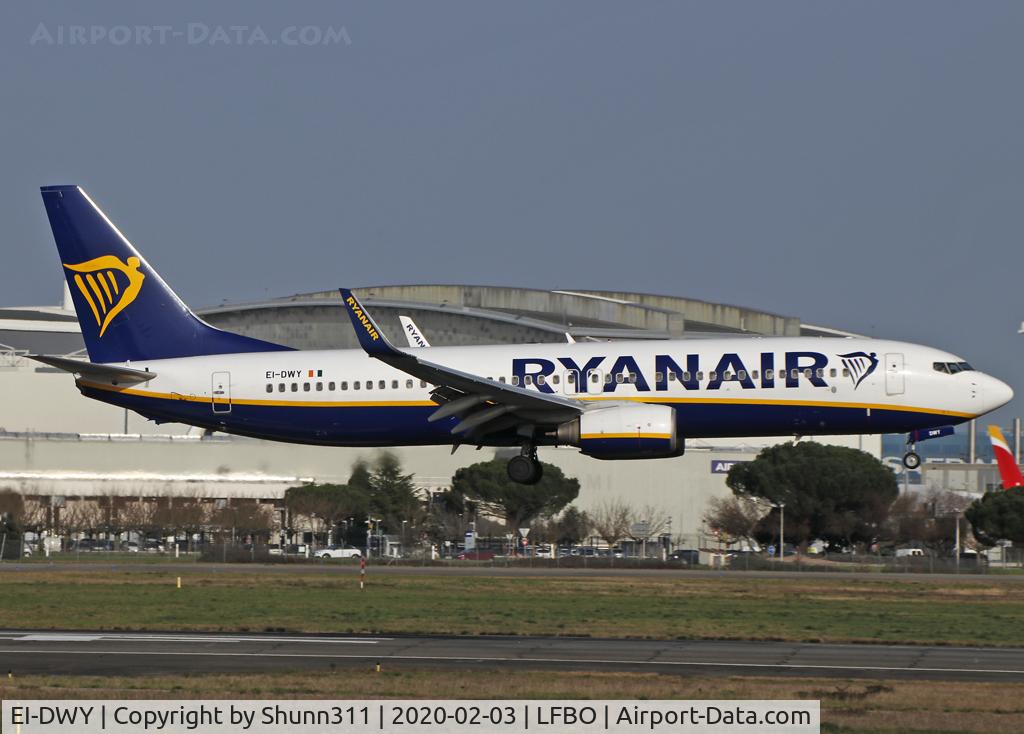 EI-DWY, 2008 Boeing 737-8AS C/N 33638, Landing rwy 14R