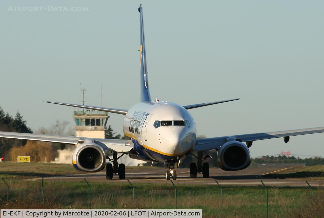 EI-EKF, 2009 Boeing 737-8AS C/N 35025, Taxiing for rwy 02.
