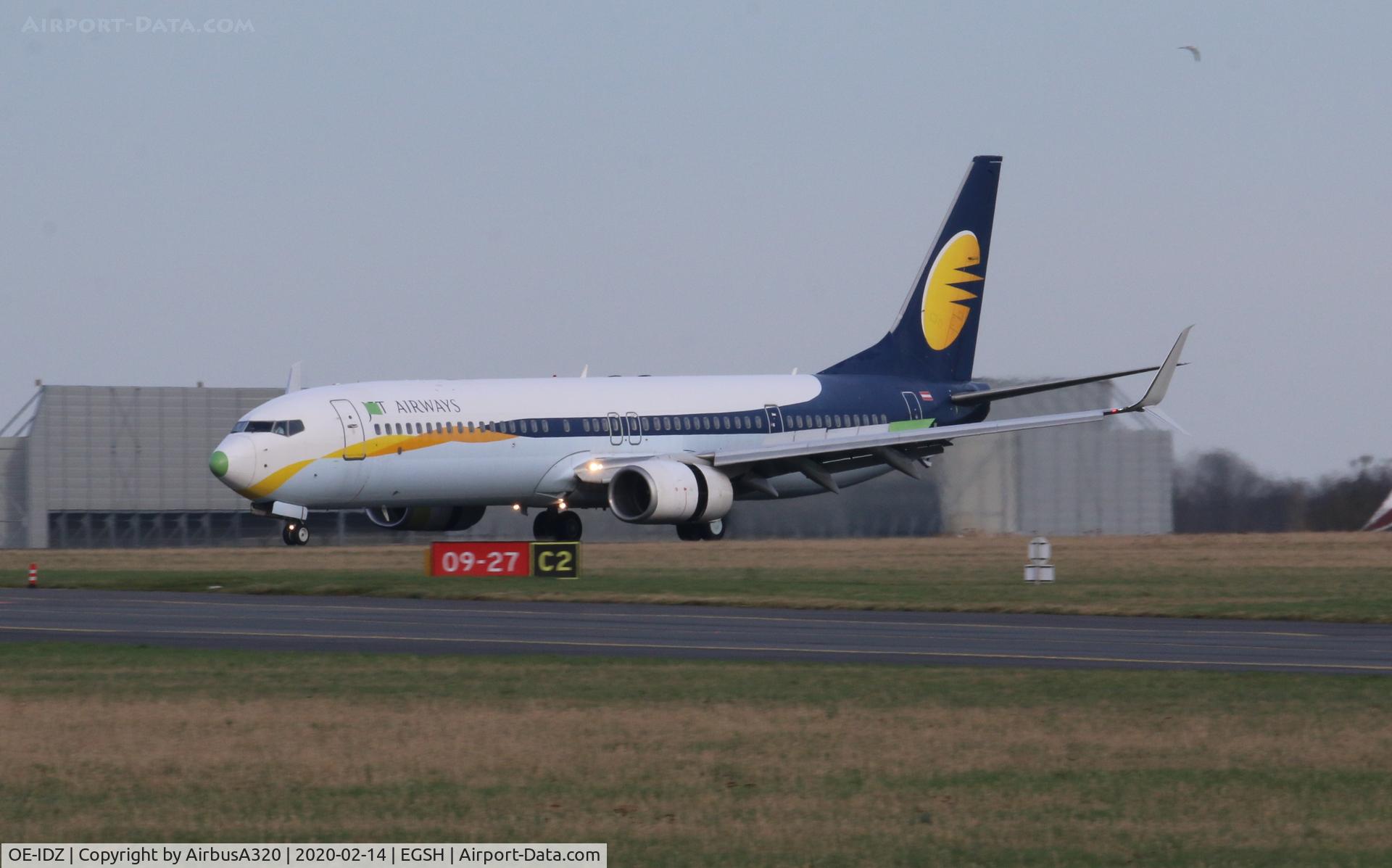 OE-IDZ, 2008 Boeing 737-96NER C/N 35227, Landing on Rwy 27 after a short flight from Lasham
in for respray with Air Livery