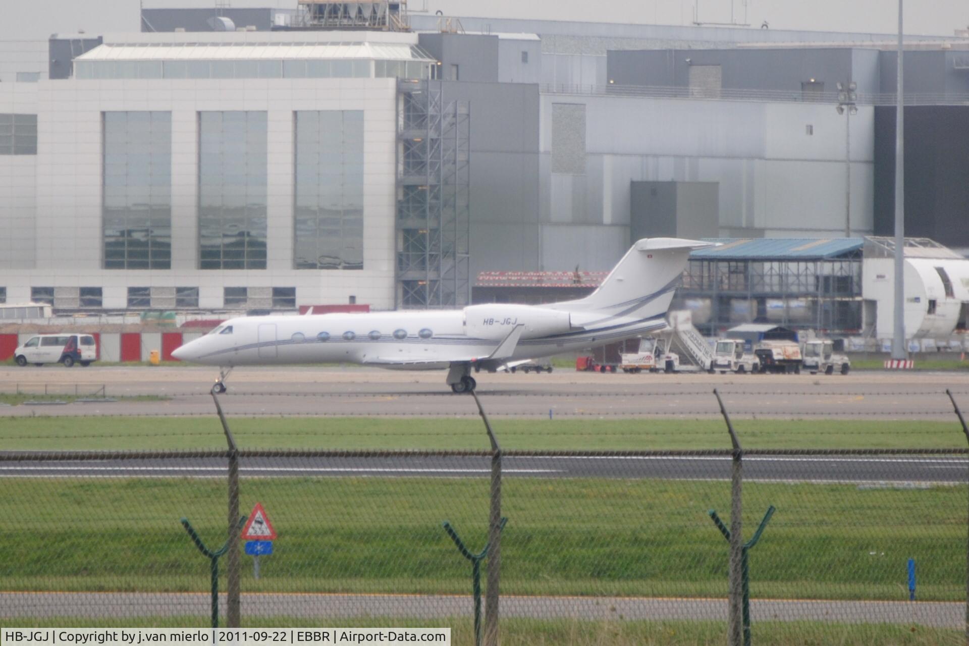 HB-JGJ, 2008 Gulfstream Aerospace GIV-X (G450) C/N 4122, Taxiing at Brussels