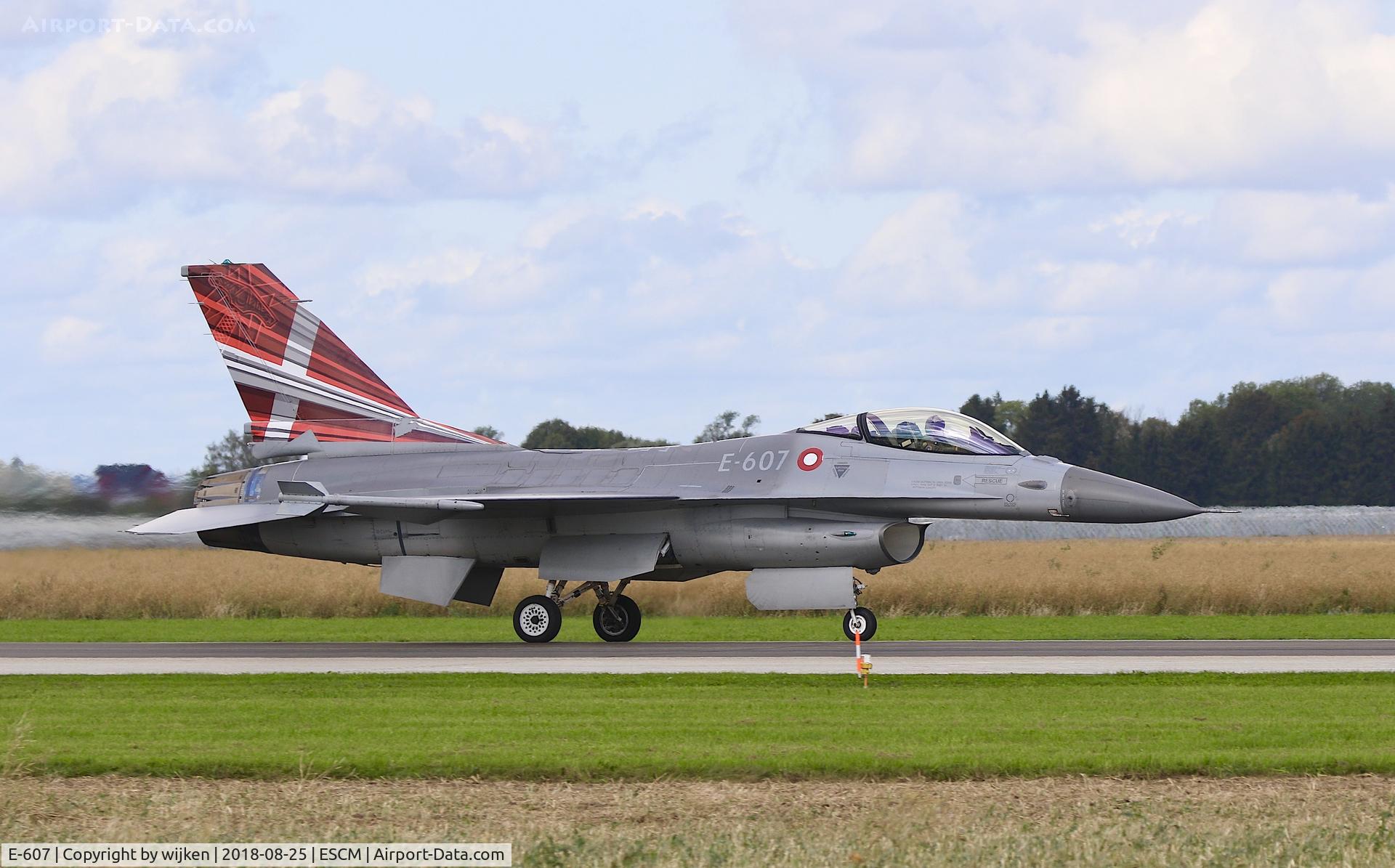 E-607, 1982 SABCA F-16AM Fighting Falcon C/N 6F-42, Airshow
