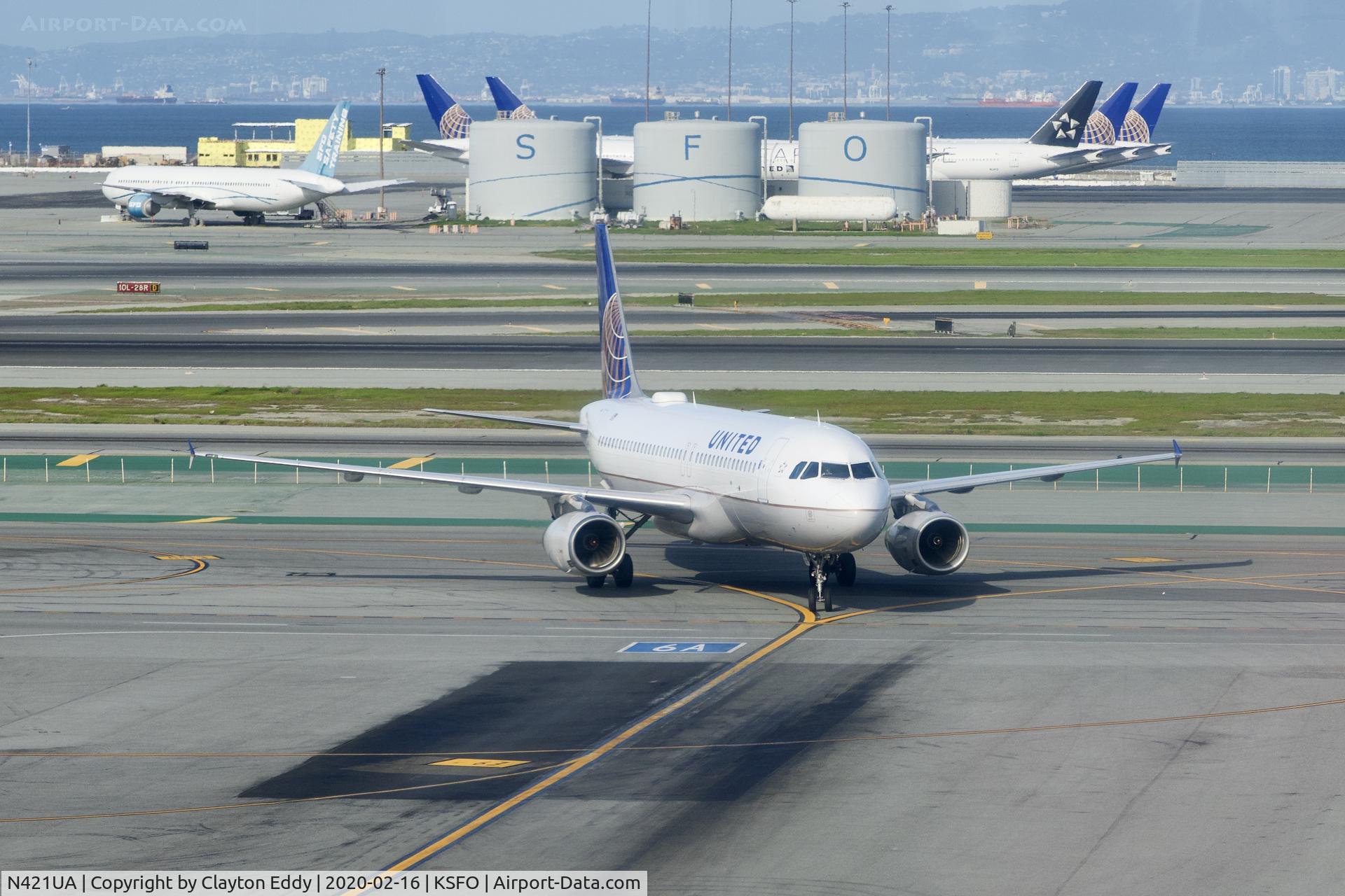 N421UA, 1994 Airbus A320-232 C/N 500, New observation deck parked 777's due to Coronavirus SFO 2020.