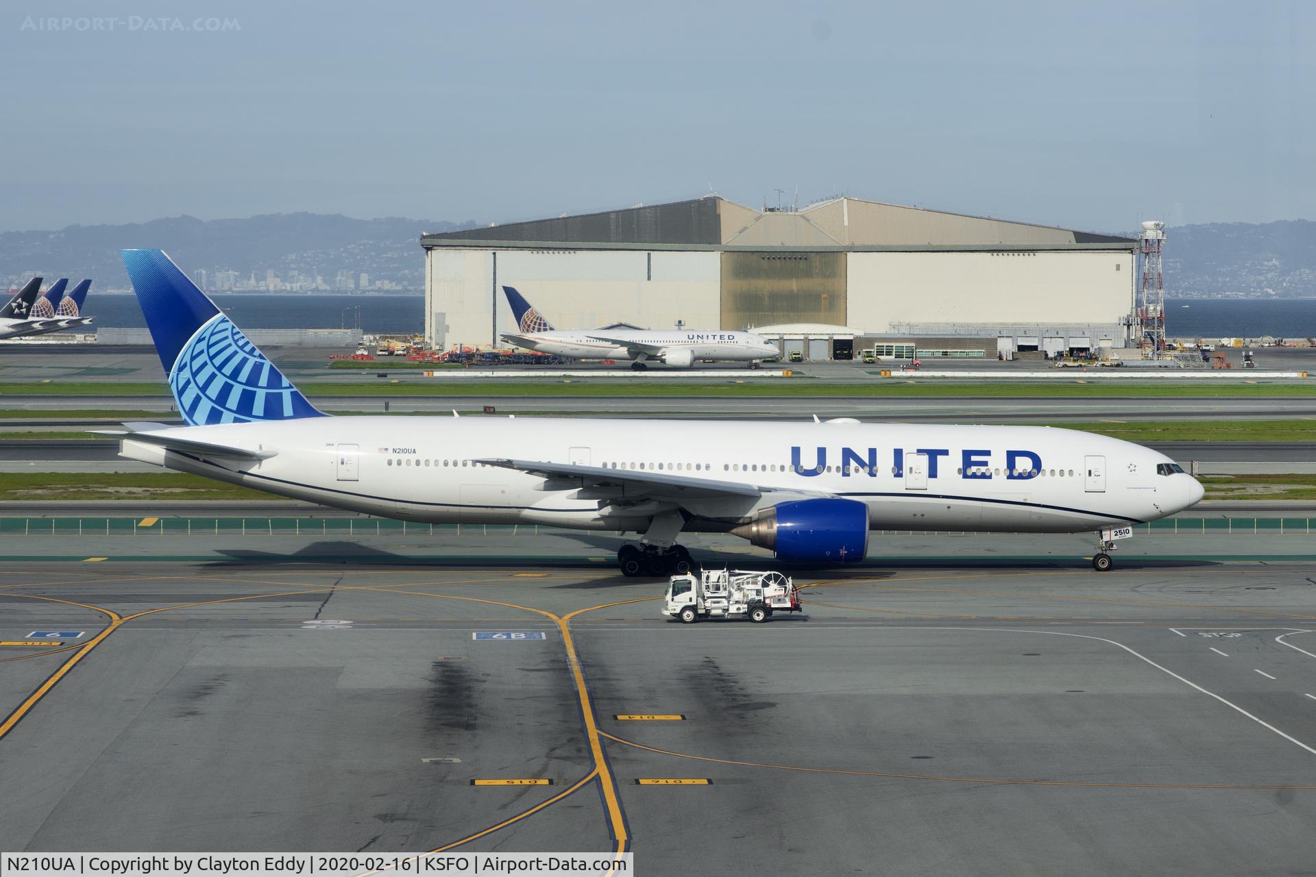 N210UA, 2000 Boeing 777-222 C/N 30216, New observation deck SFO 2020.