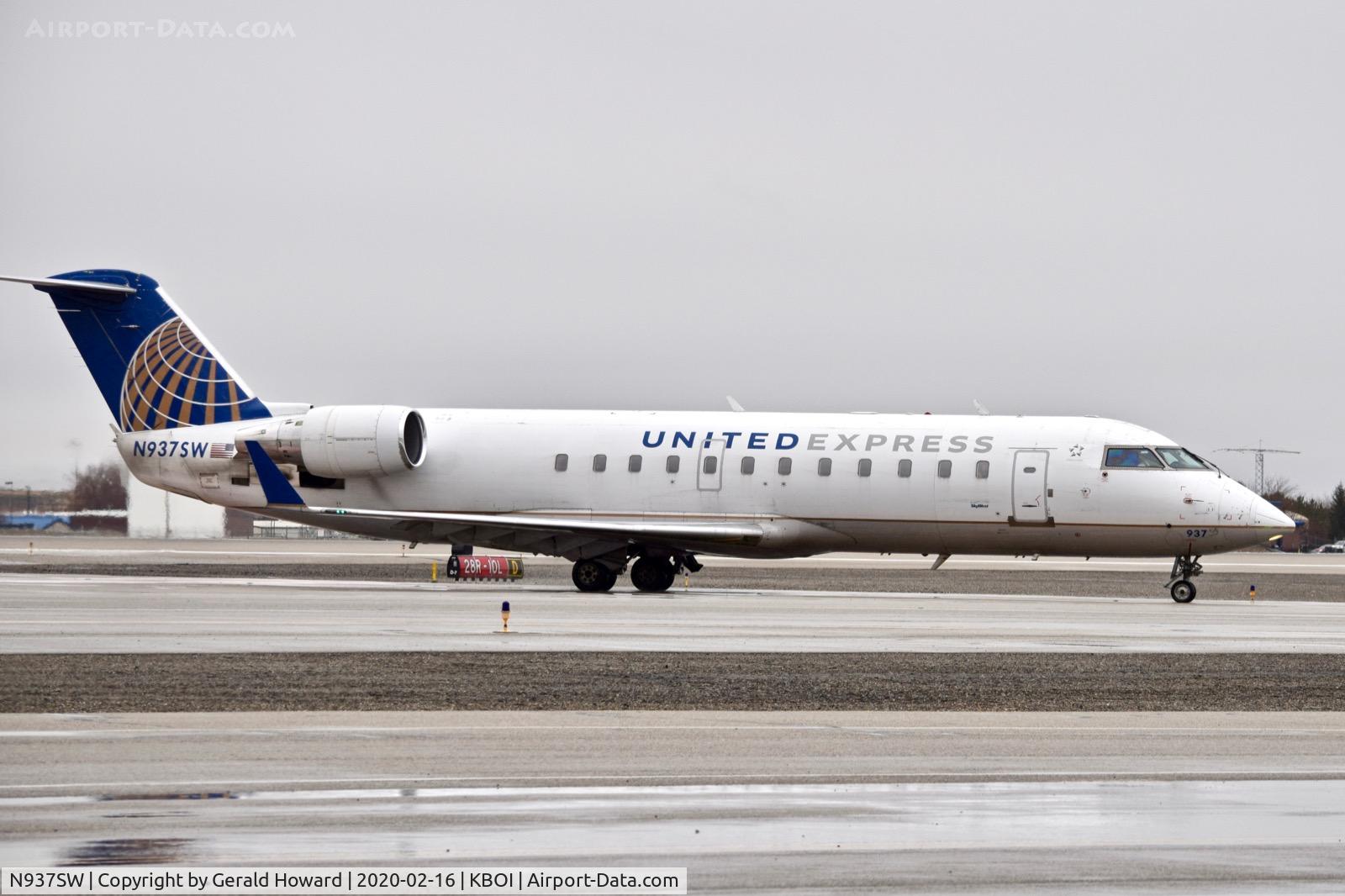 N937SW, 2003 Bombardier CRJ-200LR (CL-600-2B19) C/N 7735, Taxiing to the gate.