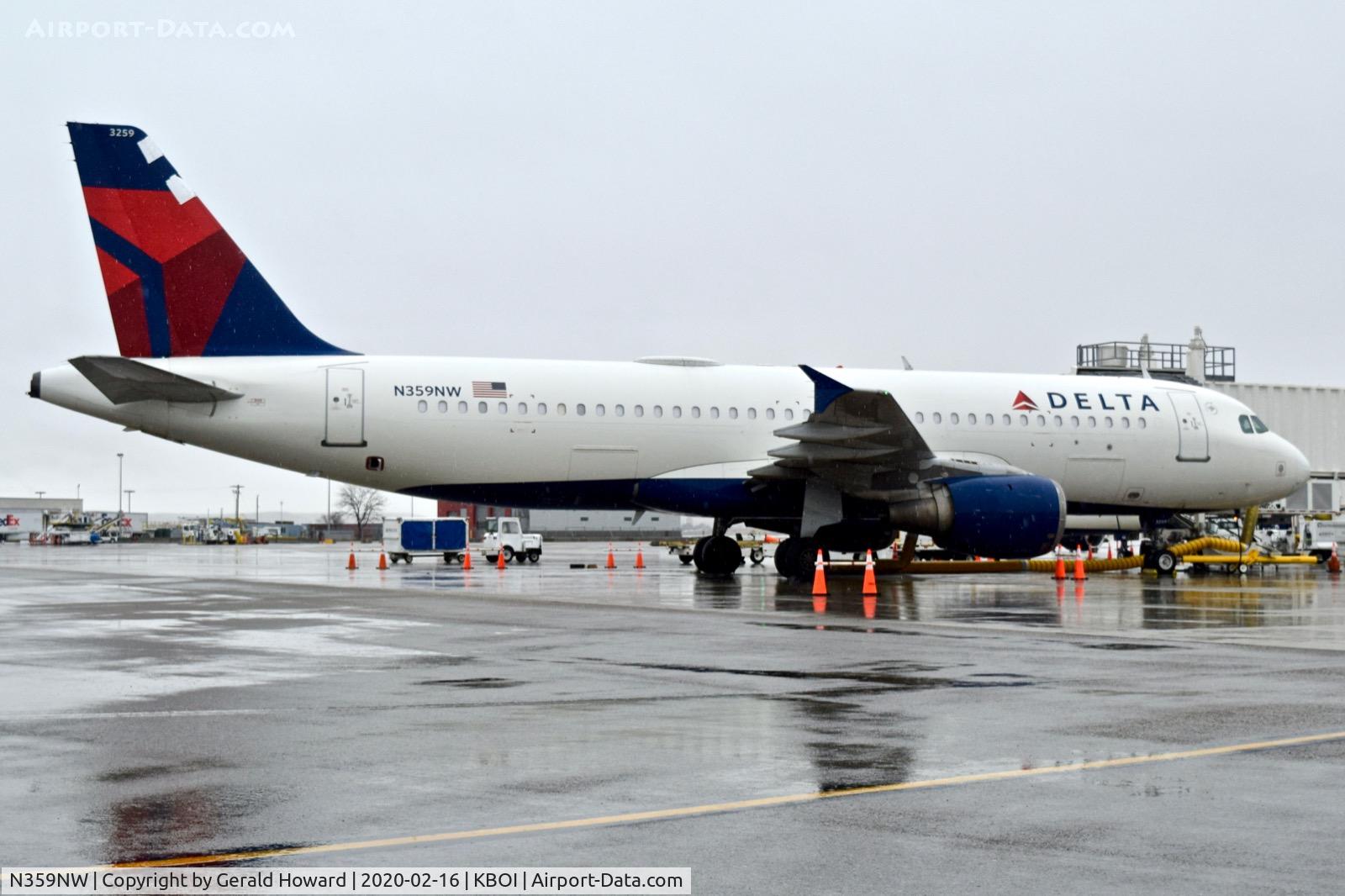 N359NW, 1998 Airbus A320-212 C/N 846, Parked at the gate.