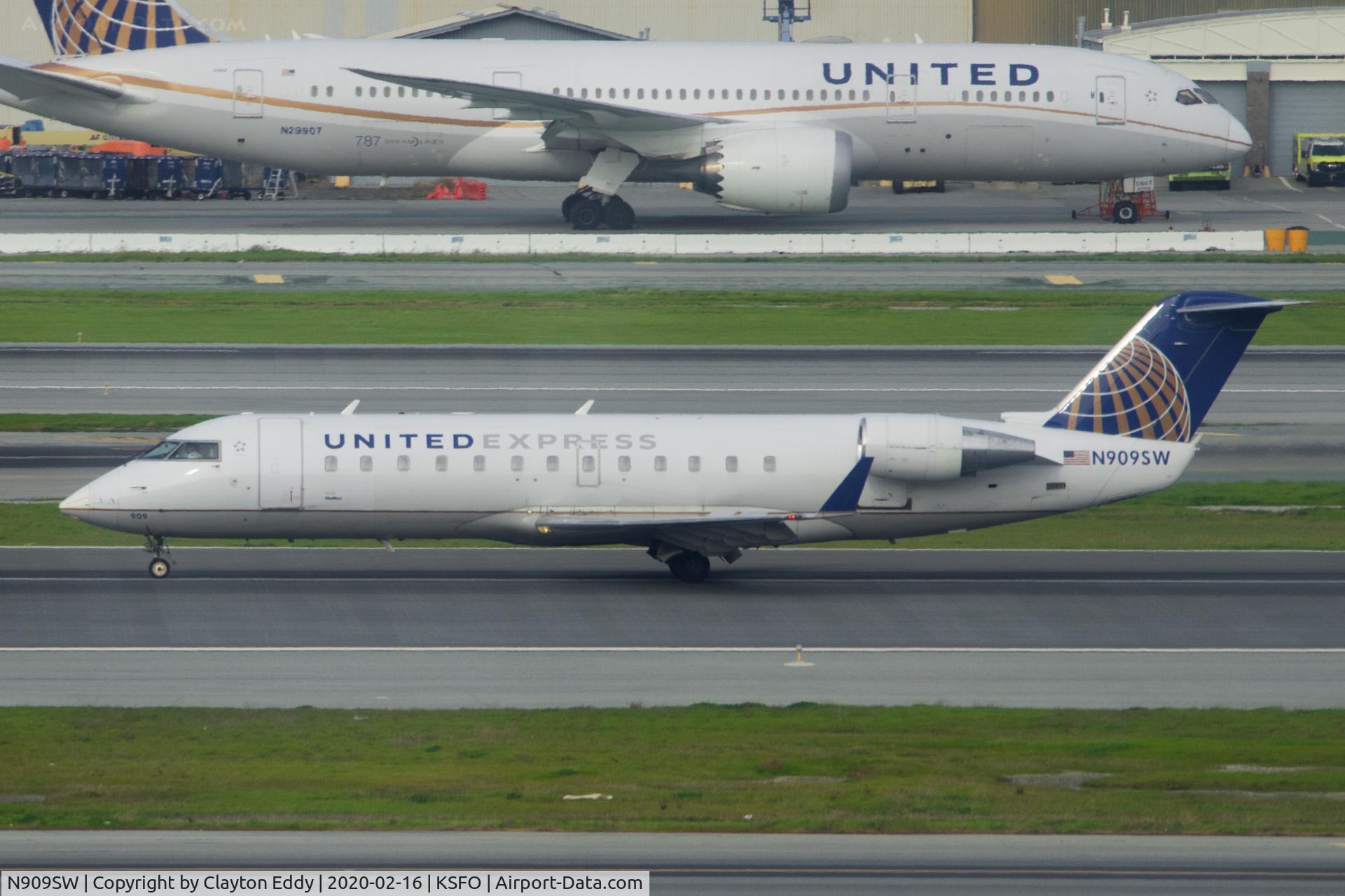 N909SW, 2001 Bombardier CRJ-200LR (CL-600-2B19) C/N 7558, Sky Terrace SFO 2020.